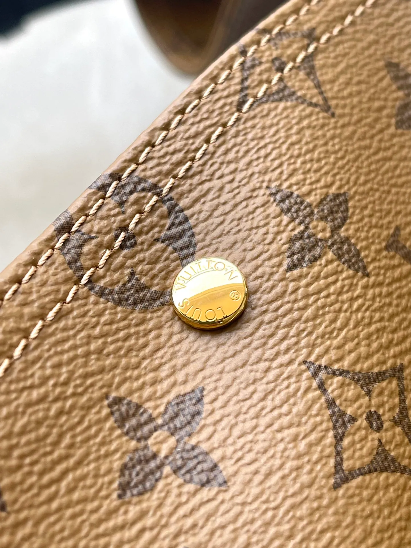 💰1000 Top Original Order M46817 Yellow Flower Large This Atlantis large handbag is made of Monogram canvas. It captures the attention with its novel shopping bag shape, and uses the letter name plate to highlight the brand identity. The zippered interior pocket organizes your daily needs, and the detachable and adjustable shoulder strap allows for cross-body wear. Dimensions: 34 × 34 × 13.5 cm