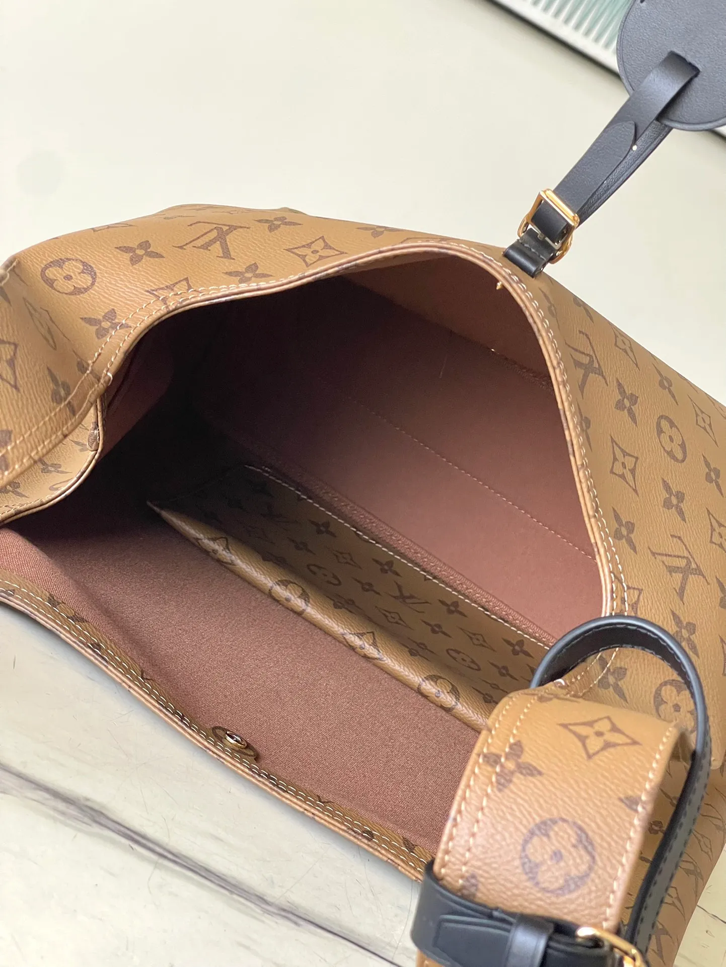 💰1000 Top Original Order M46817 Yellow Flower Large This Atlantis large handbag is made of Monogram canvas. It captures the attention with its novel shopping bag shape, and uses the letter name plate to highlight the brand identity. The zippered interior pocket organizes your daily needs, and the detachable and adjustable shoulder strap allows for cross-body wear. Dimensions: 34 × 34 × 13.5 cm