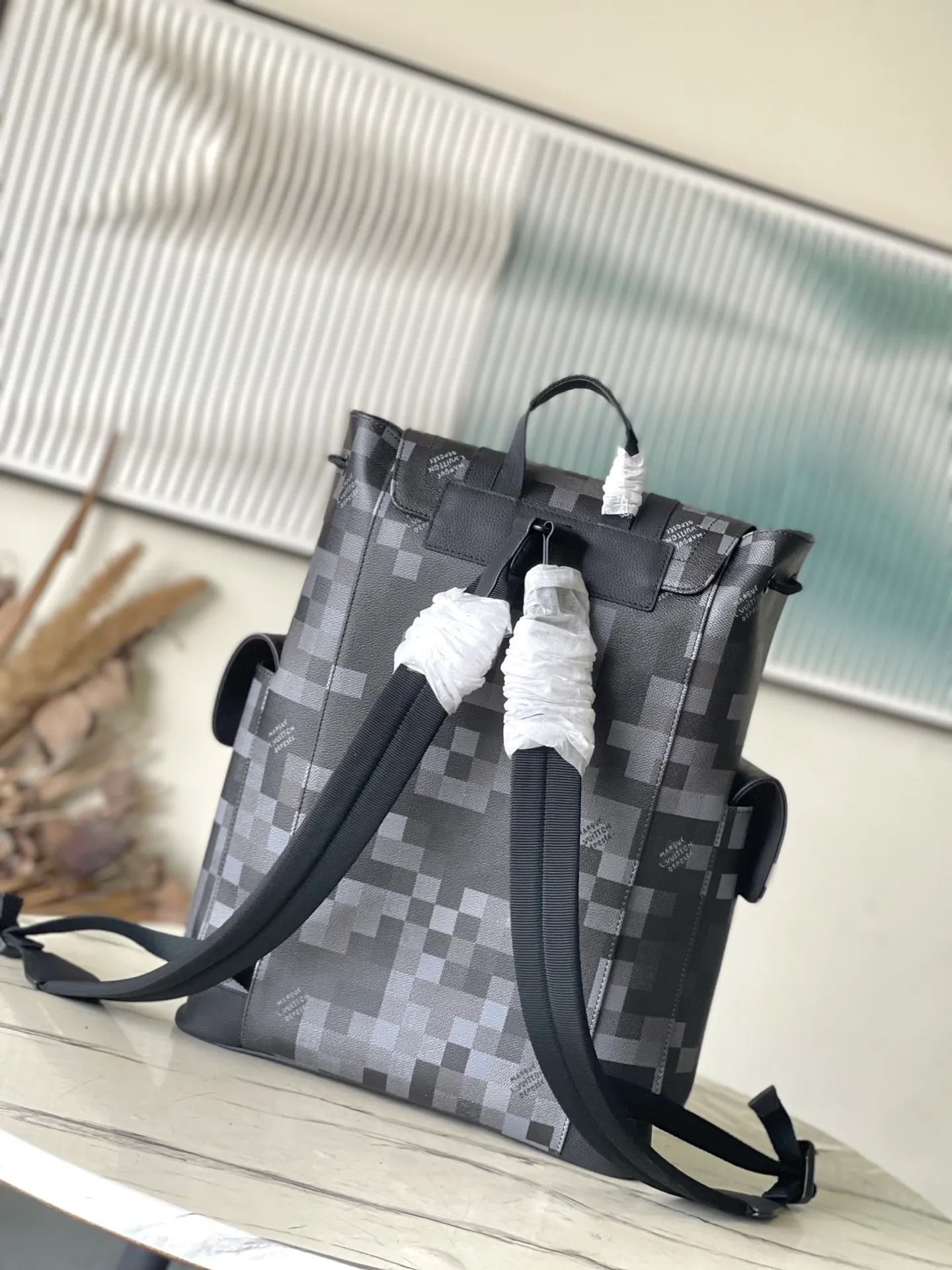 💰1180 Top Original M14952 This Christopher medium backpack is made of Damoflage Black canvas to create a modern and elegant structure, and the classic Damier pattern is reconstructed with a pixel effect. The Marque L.Vuitton Deposee logo is also integrated into it, vividly interpreting ultra-modern style. Dimensions: 38 × 44 × 12.5 cm
