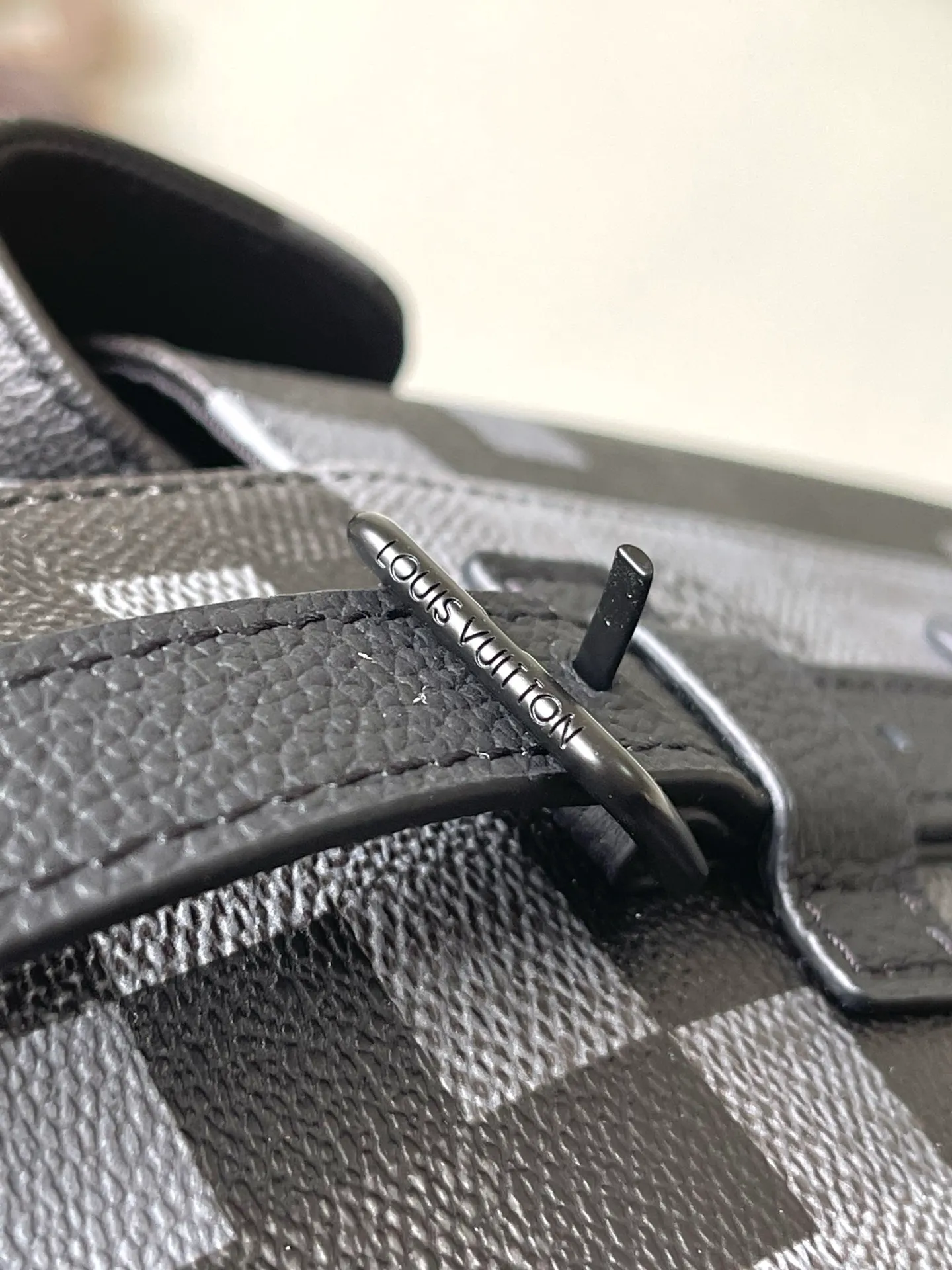 💰1180 Top Original M14952 This Christopher medium backpack is made of Damoflage Black canvas to create a modern and elegant structure, and the classic Damier pattern is reconstructed with a pixel effect. The Marque L.Vuitton Deposee logo is also integrated into it, vividly interpreting ultra-modern style. Dimensions: 38 × 44 × 12.5 cm