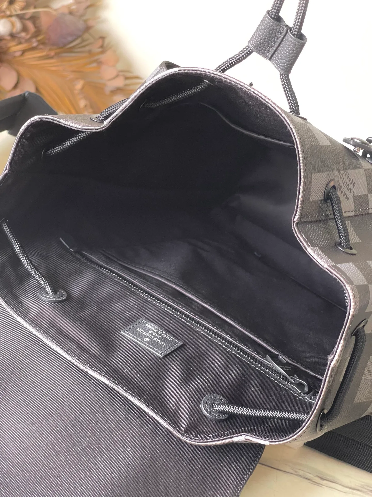 💰1180 Top Original M14952 This Christopher medium backpack is made of Damoflage Black canvas to create a modern and elegant structure, and the classic Damier pattern is reconstructed with a pixel effect. The Marque L.Vuitton Deposee logo is also integrated into it, vividly interpreting ultra-modern style. Dimensions: 38 × 44 × 12.5 cm