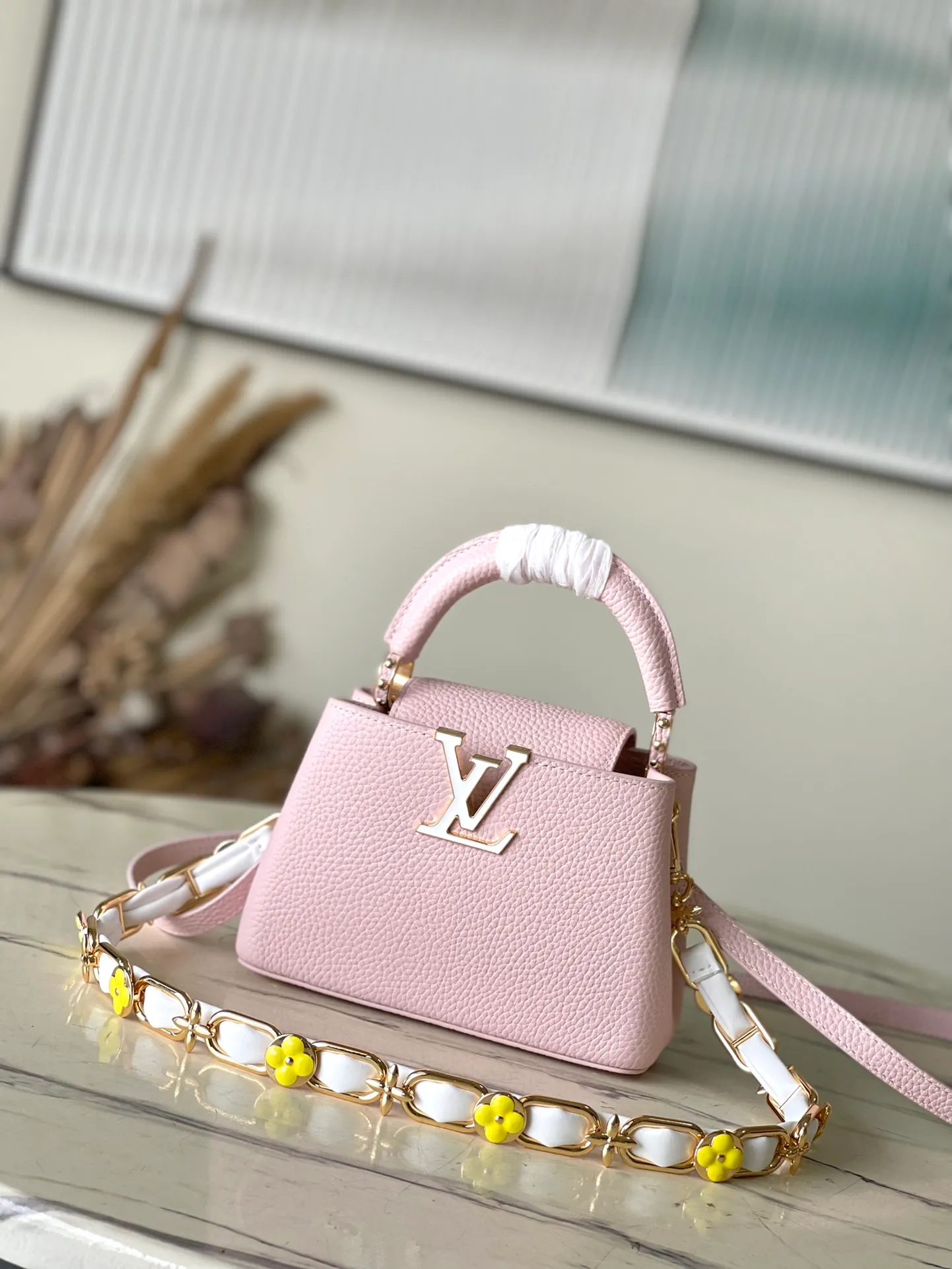 💰2200 (Special grade original leather) M23199 pink mini This elegant Capucines mini handbag combination is matched with a variety of materials and textures, made of aurilon leather, and equipped with a beautiful new version of Blossom Chain. Metal links and elegant soft cow leather are woven into a delicate chain, inlaid with Swiss enamel and veneer Monogram flowers. The colorful enamel brand logo highlights the texture of jewelry and makes the handbag even more beautiful. Dimensions: 21 × 14 × 8 cm