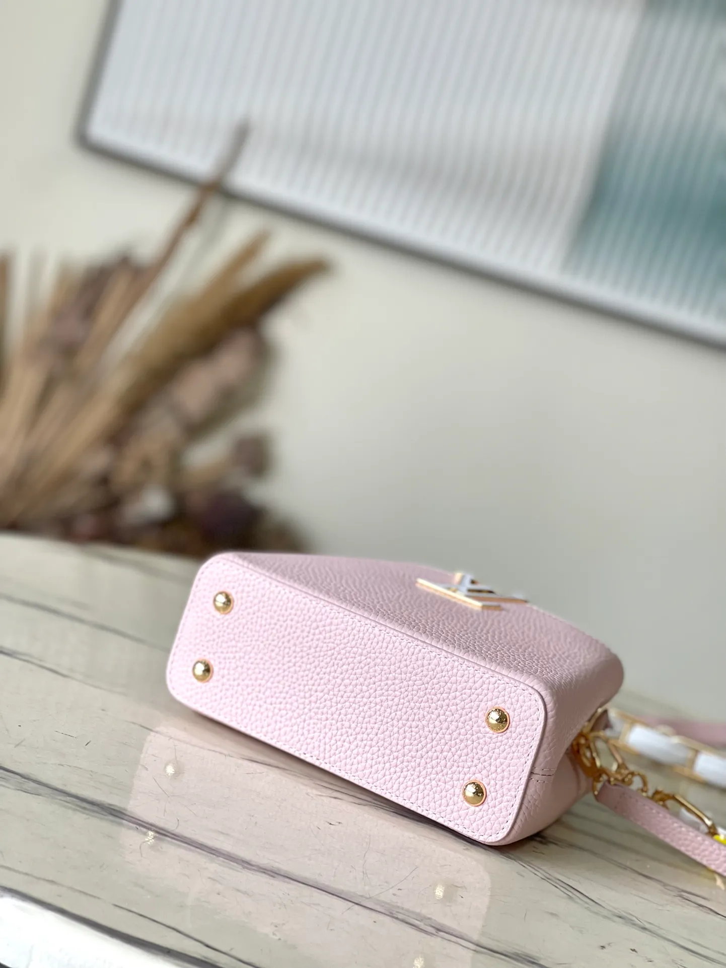 💰2200 (Special grade original leather) M23199 pink mini This elegant Capucines mini handbag combination is matched with a variety of materials and textures, made of aurilon leather, and equipped with a beautiful new version of Blossom Chain. Metal links and elegant soft cow leather are woven into a delicate chain, inlaid with Swiss enamel and veneer Monogram flowers. The colorful enamel brand logo highlights the texture of jewelry and makes the handbag even more beautiful. Dimensions: 21 × 14 × 8 cm