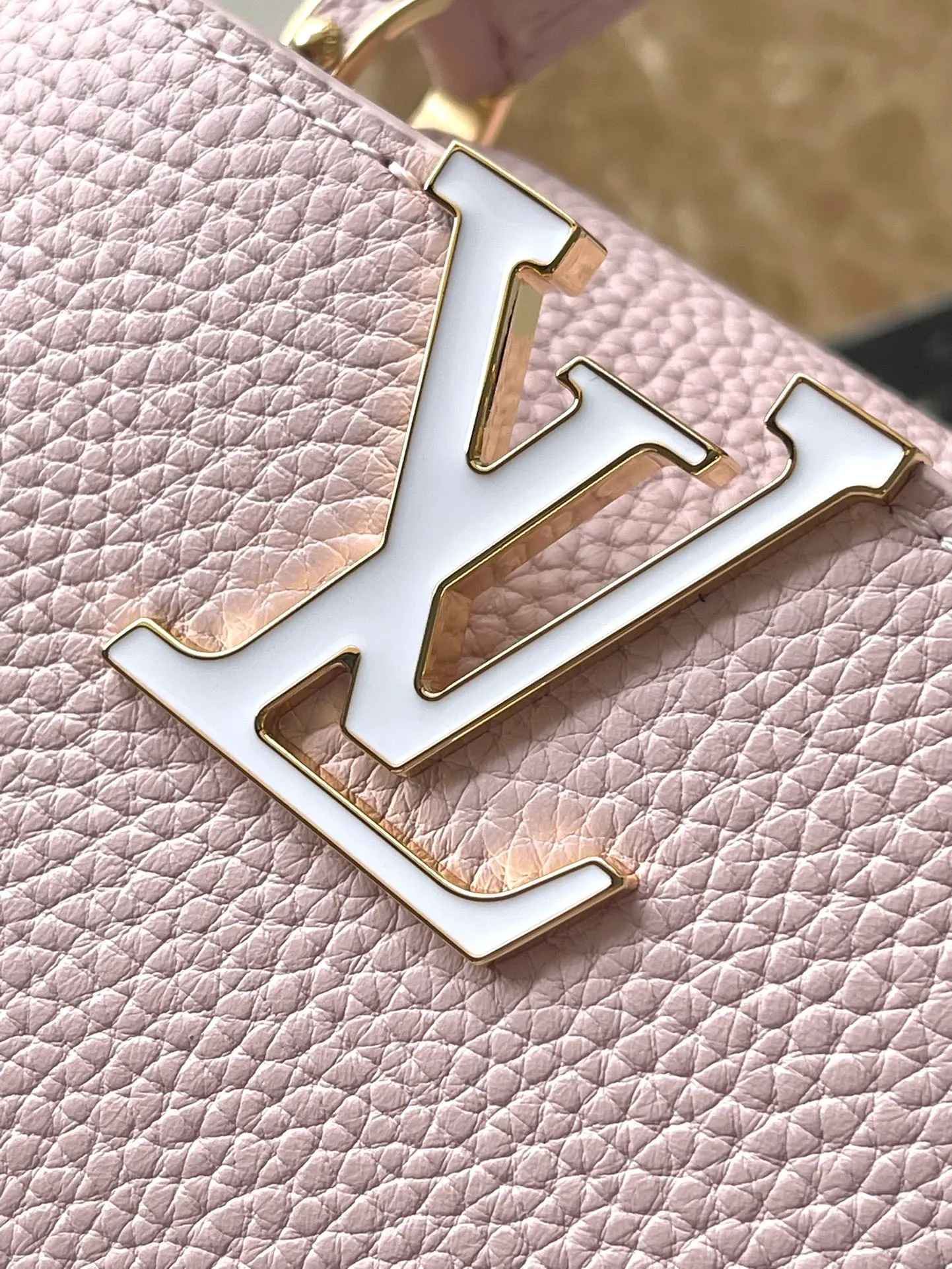 💰2200 (Special grade original leather) M23199 pink mini This elegant Capucines mini handbag combination is matched with a variety of materials and textures, made of aurilon leather, and equipped with a beautiful new version of Blossom Chain. Metal links and elegant soft cow leather are woven into a delicate chain, inlaid with Swiss enamel and veneer Monogram flowers. The colorful enamel brand logo highlights the texture of jewelry and makes the handbag even more beautiful. Dimensions: 21 × 14 × 8 cm