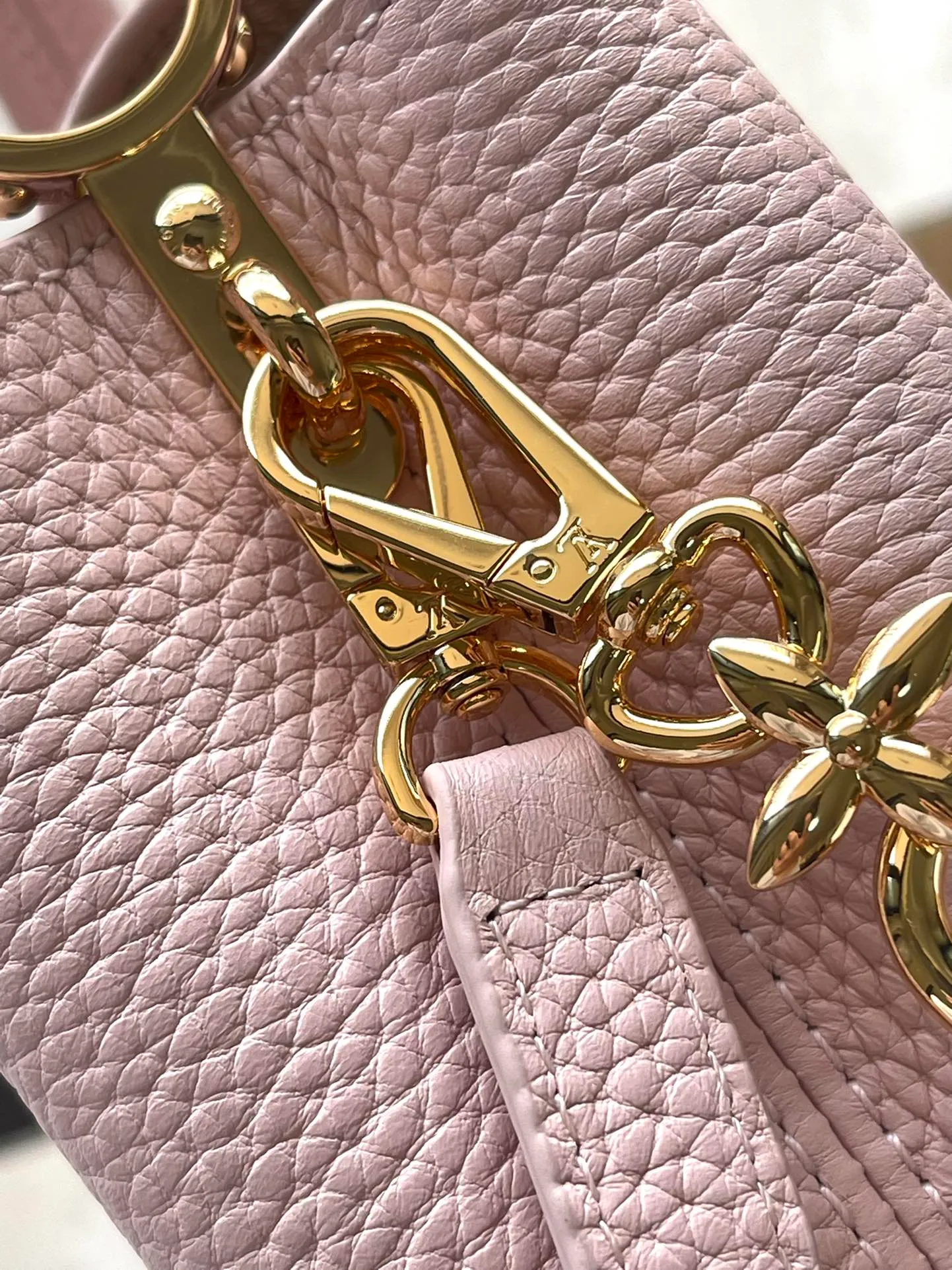 💰2200 (Special grade original leather) M23199 pink mini This elegant Capucines mini handbag combination is matched with a variety of materials and textures, made of aurilon leather, and equipped with a beautiful new version of Blossom Chain. Metal links and elegant soft cow leather are woven into a delicate chain, inlaid with Swiss enamel and veneer Monogram flowers. The colorful enamel brand logo highlights the texture of jewelry and makes the handbag even more beautiful. Dimensions: 21 × 14 × 8 cm
