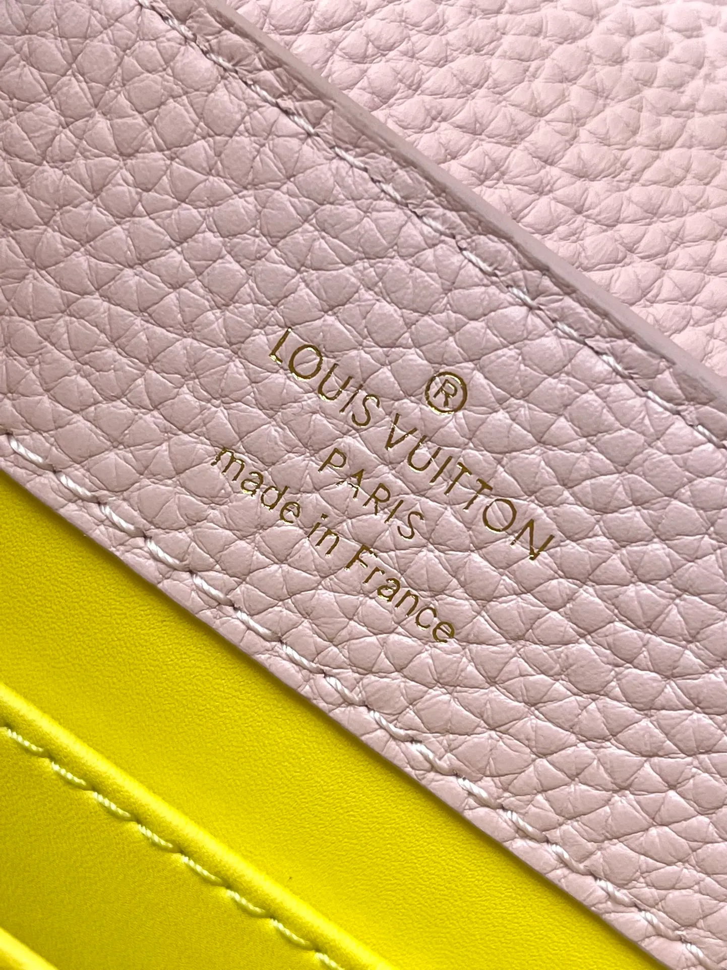💰2200 (Special grade original leather) M23199 pink mini This elegant Capucines mini handbag combination is matched with a variety of materials and textures, made of aurilon leather, and equipped with a beautiful new version of Blossom Chain. Metal links and elegant soft cow leather are woven into a delicate chain, inlaid with Swiss enamel and veneer Monogram flowers. The colorful enamel brand logo highlights the texture of jewelry and makes the handbag even more beautiful. Dimensions: 21 × 14 × 8 cm