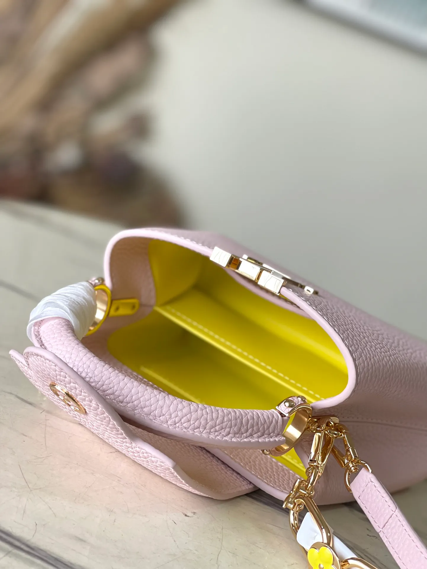 💰2200 (Special grade original leather) M23199 pink mini This elegant Capucines mini handbag combination is matched with a variety of materials and textures, made of aurilon leather, and equipped with a beautiful new version of Blossom Chain. Metal links and elegant soft cow leather are woven into a delicate chain, inlaid with Swiss enamel and veneer Monogram flowers. The colorful enamel brand logo highlights the texture of jewelry and makes the handbag even more beautiful. Dimensions: 21 × 14 × 8 cm