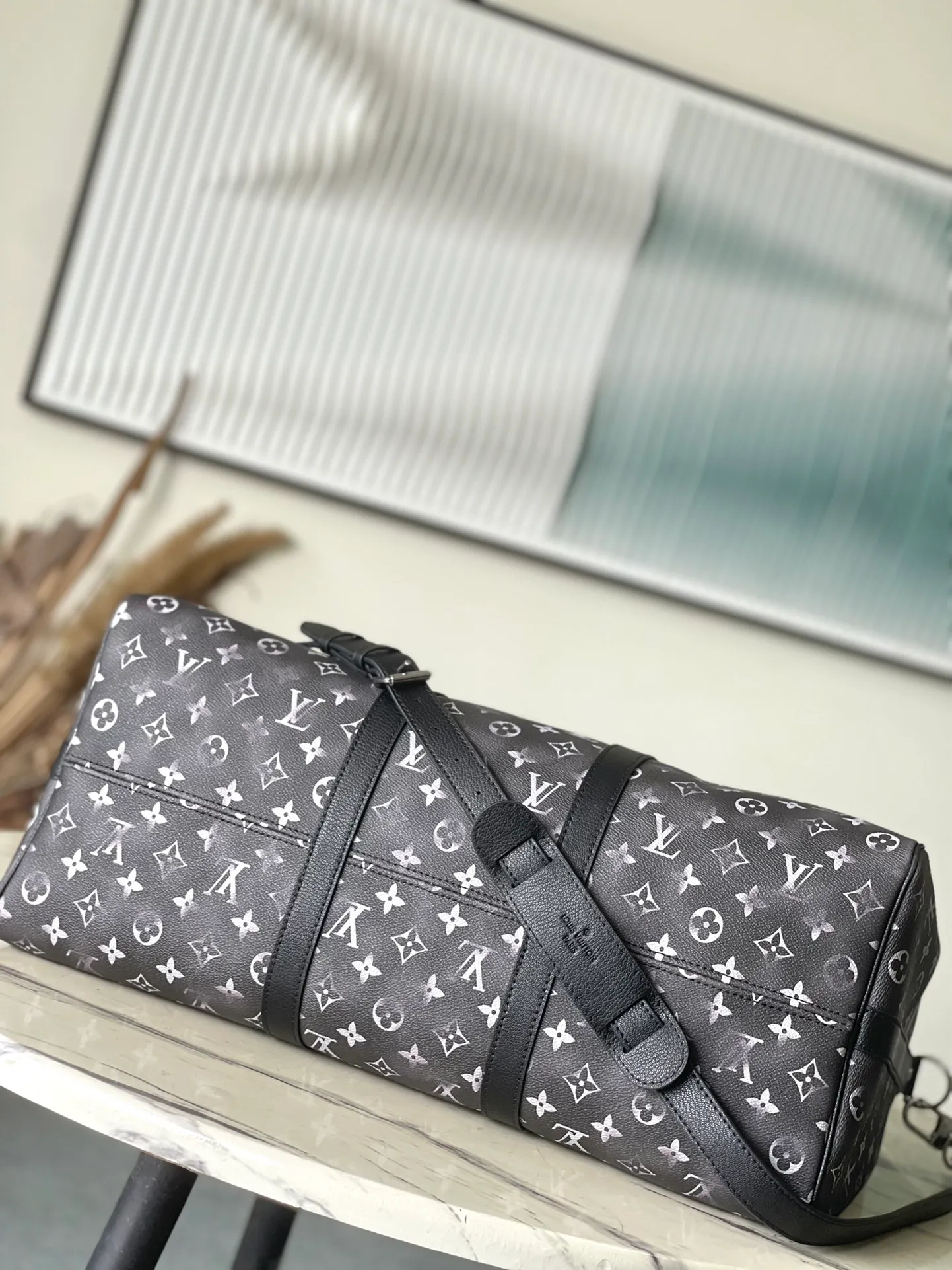 💰1180 Top Original Order M11596 Pharrell Wiliams reinterpreted the Keepall Bandouliere 50 travel bag in the 2024 autumn and winter From Paris to Virginia themed fashion show, using Brushed Monogram cow leather with an old-effect Monogram pattern, and then using a tassel brand to highlight the western style. The perfect size makes it a great choice for weekend trips. Dimensions: 50 × 29 × 23 cm