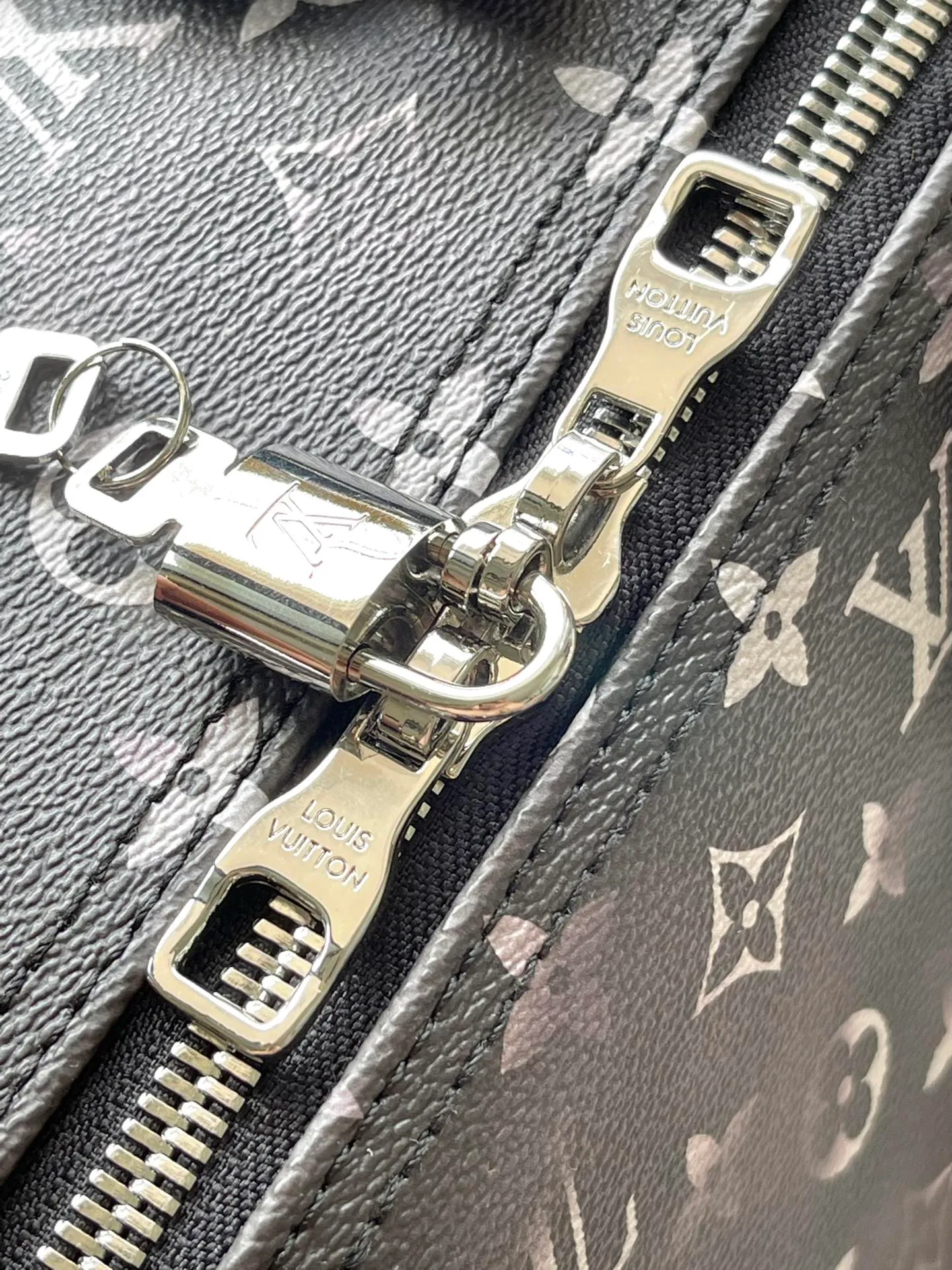 💰1180 Top Original Order M11596 Pharrell Wiliams reinterpreted the Keepall Bandouliere 50 travel bag in the 2024 autumn and winter From Paris to Virginia themed fashion show, using Brushed Monogram cow leather with an old-effect Monogram pattern, and then using a tassel brand to highlight the western style. The perfect size makes it a great choice for weekend trips. Dimensions: 50 × 29 × 23 cm