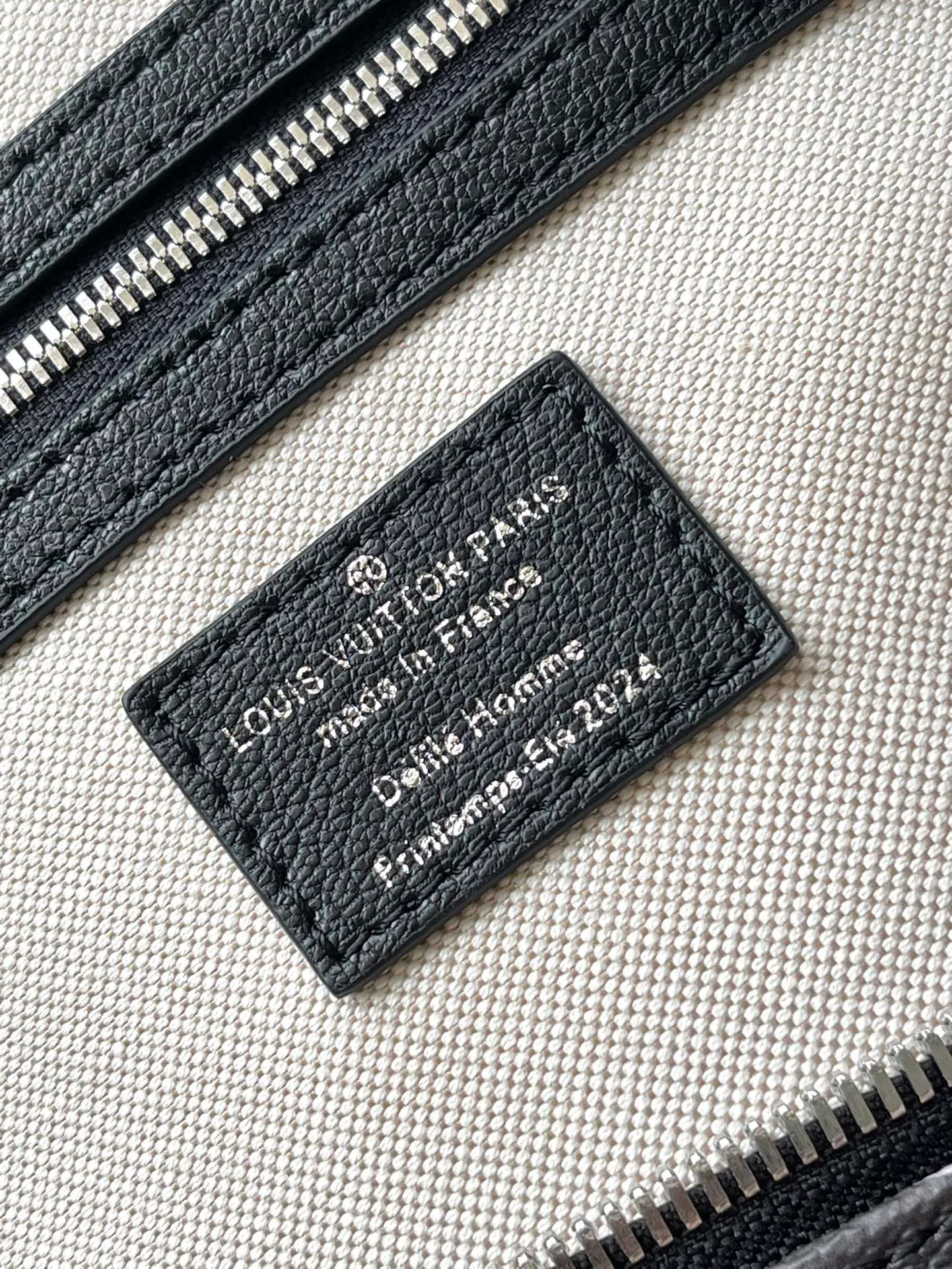 💰1180 Top Original Order M11596 Pharrell Wiliams reinterpreted the Keepall Bandouliere 50 travel bag in the 2024 autumn and winter From Paris to Virginia themed fashion show, using Brushed Monogram cow leather with an old-effect Monogram pattern, and then using a tassel brand to highlight the western style. The perfect size makes it a great choice for weekend trips. Dimensions: 50 × 29 × 23 cm