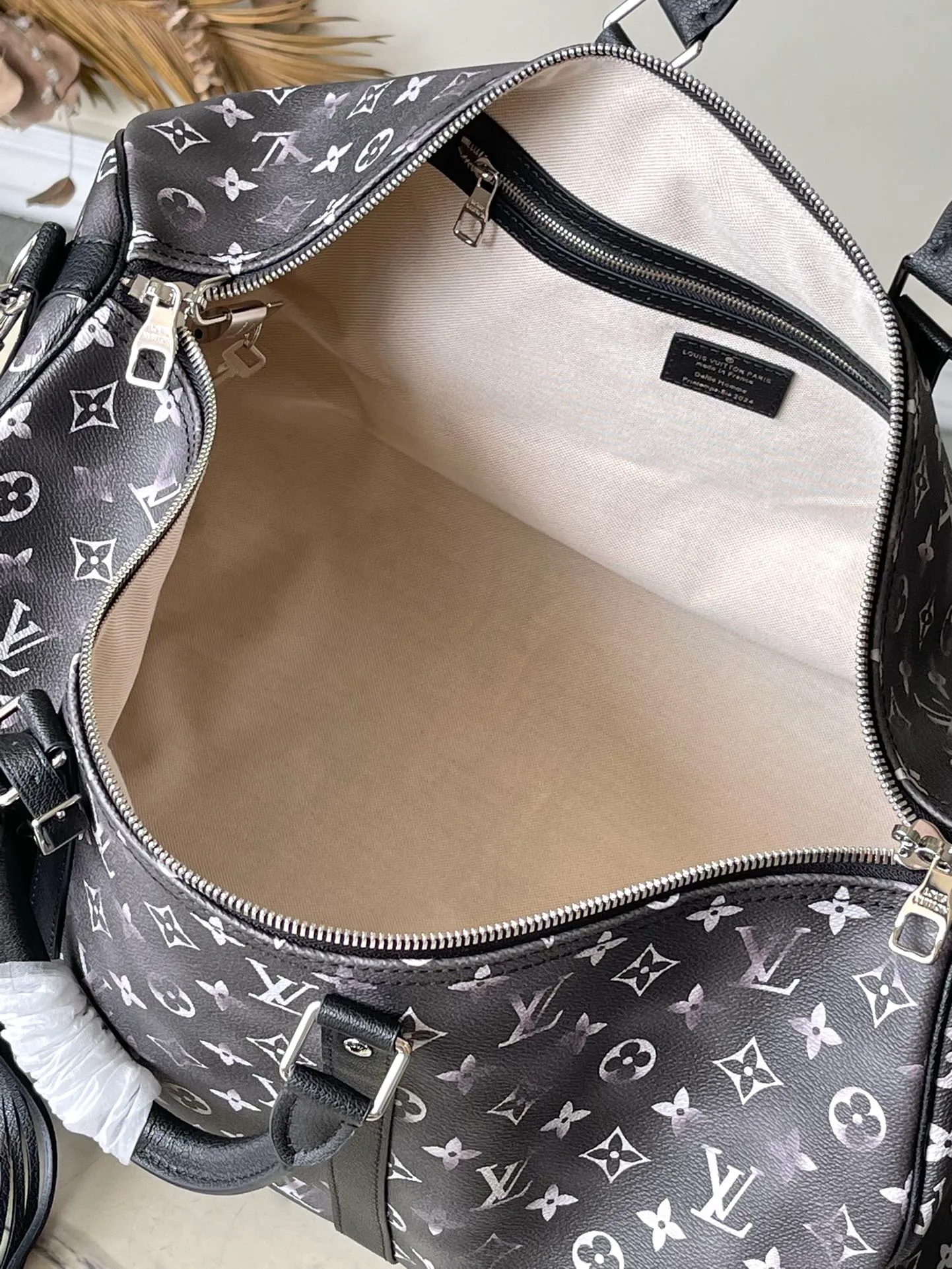 💰1180 Top Original Order M11596 Pharrell Wiliams reinterpreted the Keepall Bandouliere 50 travel bag in the 2024 autumn and winter From Paris to Virginia themed fashion show, using Brushed Monogram cow leather with an old-effect Monogram pattern, and then using a tassel brand to highlight the western style. The perfect size makes it a great choice for weekend trips. Dimensions: 50 × 29 × 23 cm