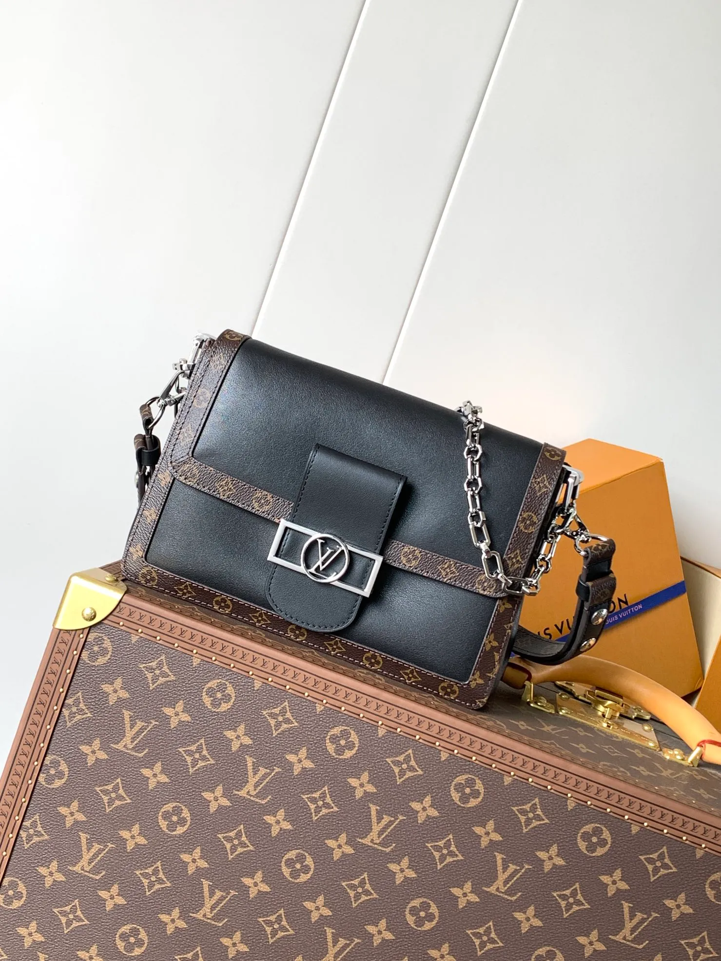💰1380 Top original order, transcoding chip M13450 This Dauphine Soft medium handbag is made of glossy leather and trimmed with Monogram canvas, making it a trendy choice for both day and night. The LV letters appear on the flap, complementing the detachable chain. Zippered inner pocket provides organized storage for daily needs.  17 x 9 x 24 cm (H x W x L) Lambskin Cow leather and Monogram canvas trim Canvas lining Metal hardware LV magnetic closure Internal zip pocket Holds smartphone, keys, headphones, Rosalie coin purse and lipstick Shoulder strap: removable, adjustable Half-length strap: 29.0 cm Half-length strap adjustable to: 49.0 cm Chain: Detachable Chain half length: 26.0 cm