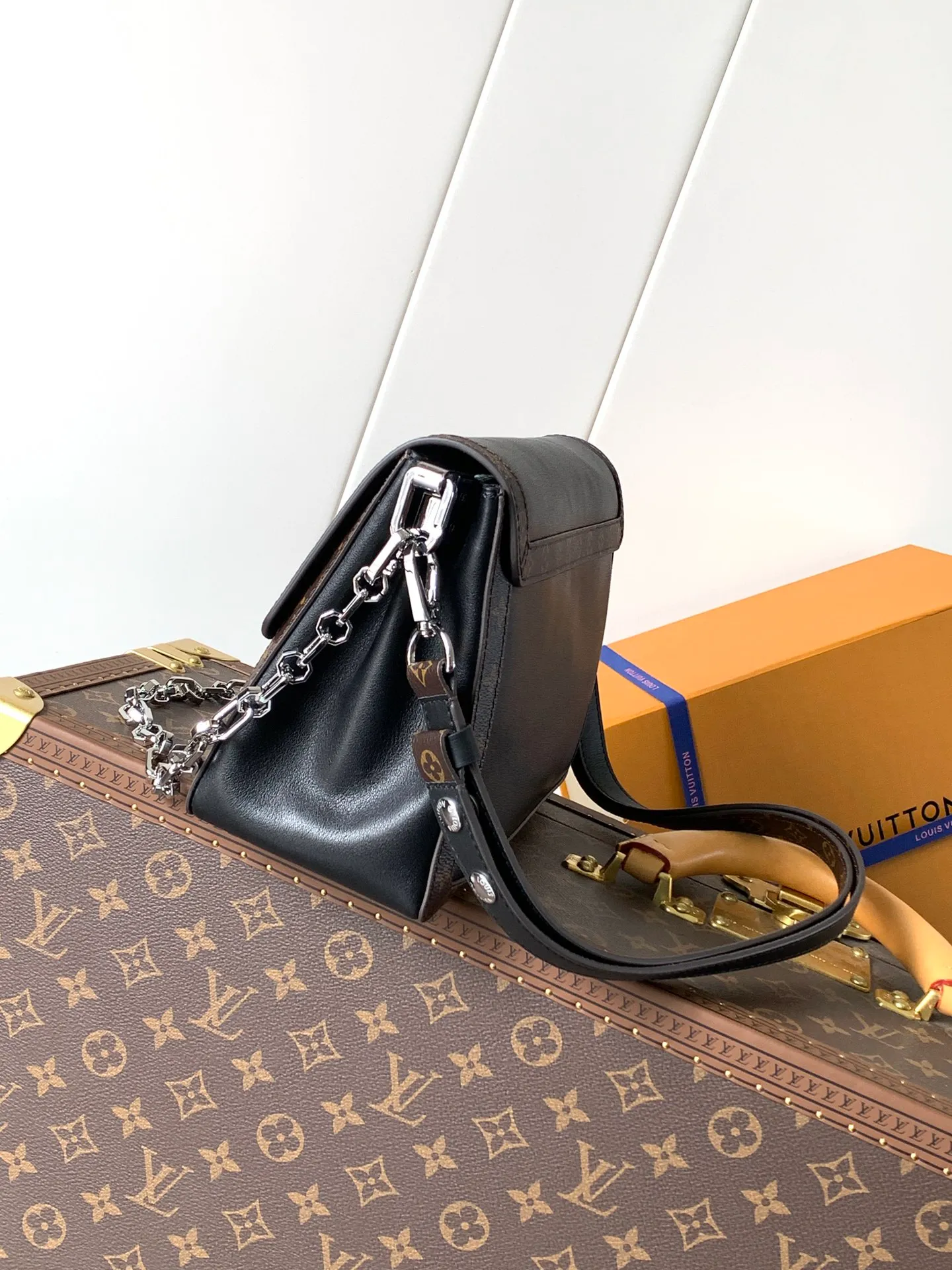 💰1380 Top original order, transcoding chip M13450 This Dauphine Soft medium handbag is made of glossy leather and trimmed with Monogram canvas, making it a trendy choice for both day and night. The LV letters appear on the flap, complementing the detachable chain. Zippered inner pocket provides organized storage for daily needs.  17 x 9 x 24 cm (H x W x L) Lambskin Cow leather and Monogram canvas trim Canvas lining Metal hardware LV magnetic closure Internal zip pocket Holds smartphone, keys, headphones, Rosalie coin purse and lipstick Shoulder strap: removable, adjustable Half-length strap: 29.0 cm Half-length strap adjustable to: 49.0 cm Chain: Detachable Chain half length: 26.0 cm