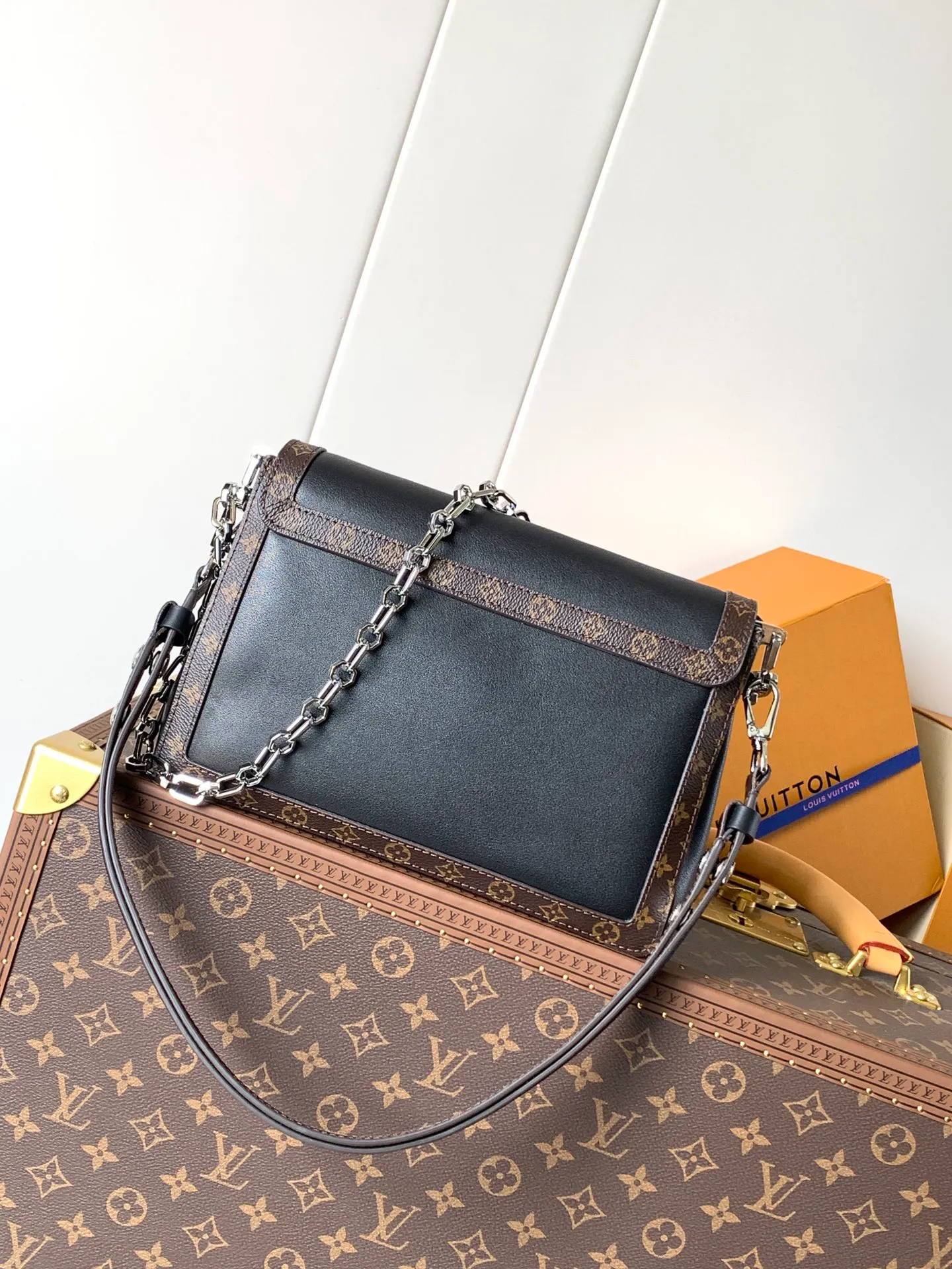 💰1380 Top original order, transcoding chip M13450 This Dauphine Soft medium handbag is made of glossy leather and trimmed with Monogram canvas, making it a trendy choice for both day and night. The LV letters appear on the flap, complementing the detachable chain. Zippered inner pocket provides organized storage for daily needs.  17 x 9 x 24 cm (H x W x L) Lambskin Cow leather and Monogram canvas trim Canvas lining Metal hardware LV magnetic closure Internal zip pocket Holds smartphone, keys, headphones, Rosalie coin purse and lipstick Shoulder strap: removable, adjustable Half-length strap: 29.0 cm Half-length strap adjustable to: 49.0 cm Chain: Detachable Chain half length: 26.0 cm