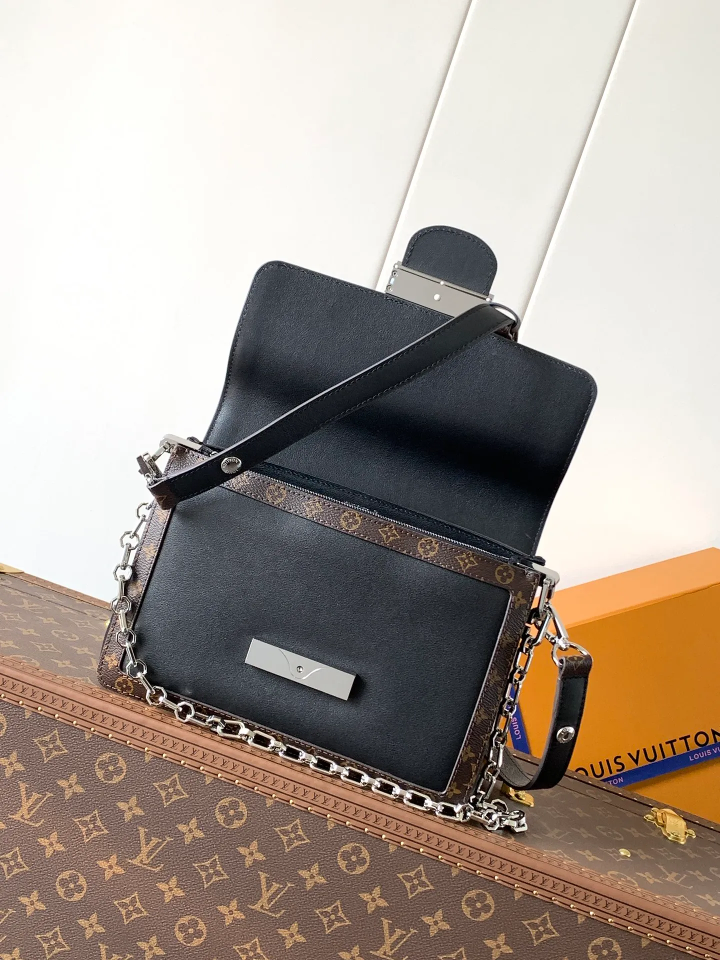 💰1380 Top original order, transcoding chip M13450 This Dauphine Soft medium handbag is made of glossy leather and trimmed with Monogram canvas, making it a trendy choice for both day and night. The LV letters appear on the flap, complementing the detachable chain. Zippered inner pocket provides organized storage for daily needs.  17 x 9 x 24 cm (H x W x L) Lambskin Cow leather and Monogram canvas trim Canvas lining Metal hardware LV magnetic closure Internal zip pocket Holds smartphone, keys, headphones, Rosalie coin purse and lipstick Shoulder strap: removable, adjustable Half-length strap: 29.0 cm Half-length strap adjustable to: 49.0 cm Chain: Detachable Chain half length: 26.0 cm