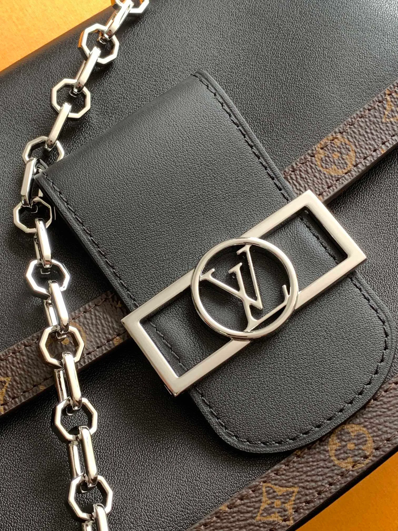 💰1380 Top original order, transcoding chip M13450 This Dauphine Soft medium handbag is made of glossy leather and trimmed with Monogram canvas, making it a trendy choice for both day and night. The LV letters appear on the flap, complementing the detachable chain. Zippered inner pocket provides organized storage for daily needs.  17 x 9 x 24 cm (H x W x L) Lambskin Cow leather and Monogram canvas trim Canvas lining Metal hardware LV magnetic closure Internal zip pocket Holds smartphone, keys, headphones, Rosalie coin purse and lipstick Shoulder strap: removable, adjustable Half-length strap: 29.0 cm Half-length strap adjustable to: 49.0 cm Chain: Detachable Chain half length: 26.0 cm