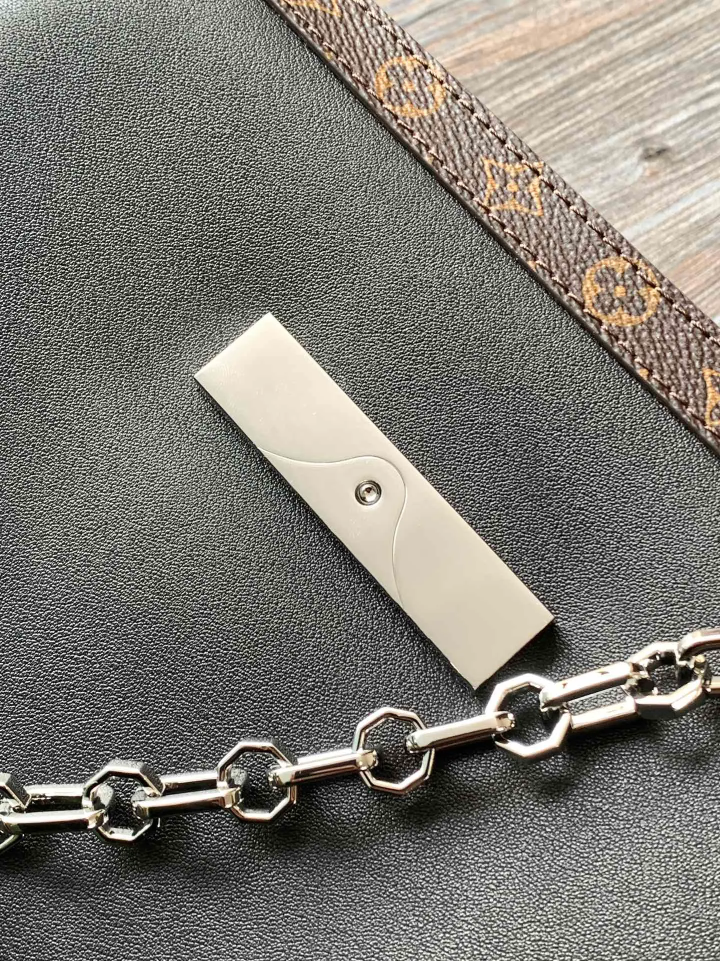 💰1380 Top original order, transcoding chip M13450 This Dauphine Soft medium handbag is made of glossy leather and trimmed with Monogram canvas, making it a trendy choice for both day and night. The LV letters appear on the flap, complementing the detachable chain. Zippered inner pocket provides organized storage for daily needs.  17 x 9 x 24 cm (H x W x L) Lambskin Cow leather and Monogram canvas trim Canvas lining Metal hardware LV magnetic closure Internal zip pocket Holds smartphone, keys, headphones, Rosalie coin purse and lipstick Shoulder strap: removable, adjustable Half-length strap: 29.0 cm Half-length strap adjustable to: 49.0 cm Chain: Detachable Chain half length: 26.0 cm