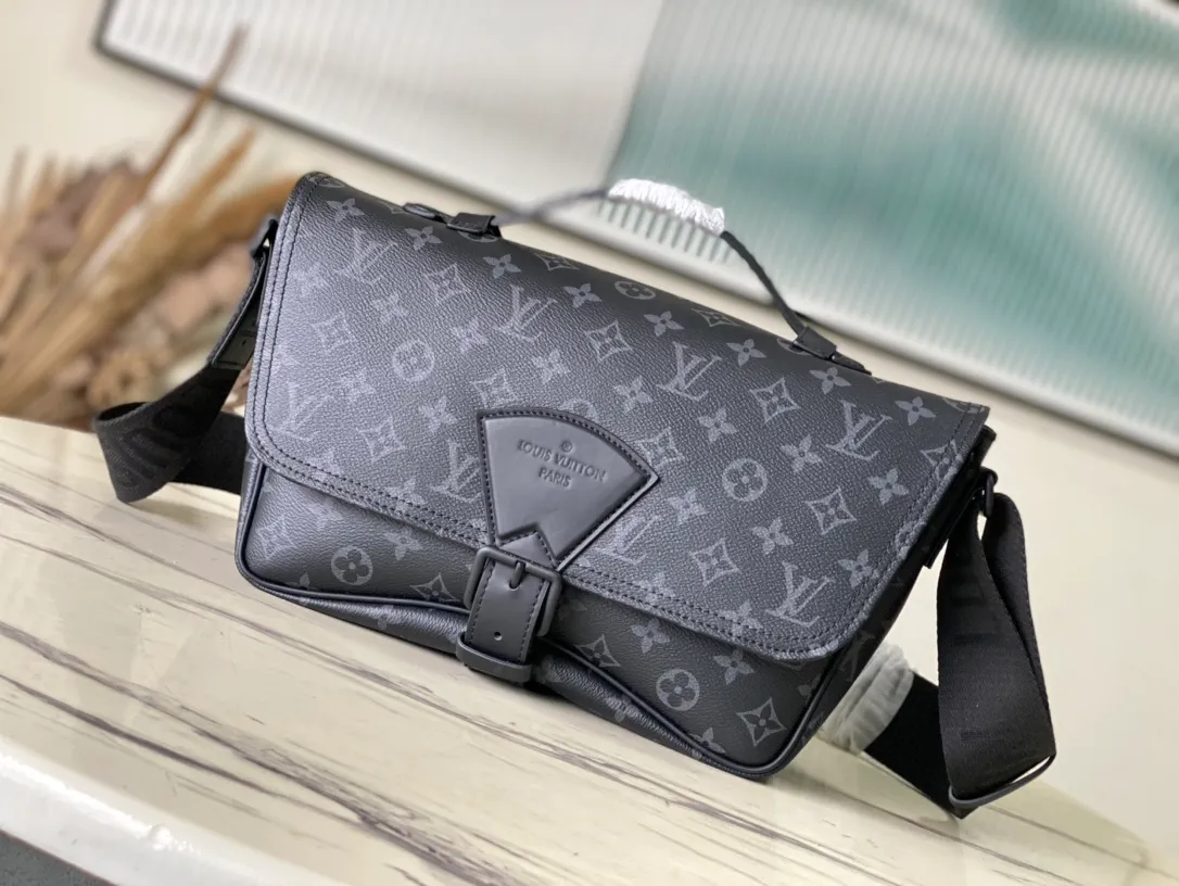 💰960 Top-quality original M46685 black flower Montsouris messenger bag is made of Monogram Eclipse canvas, with a modern configuration and ample space. Pockets and compartments provide easy access to everything you need on the go, and the fabric shoulder straps and archive buckle add to the brand's style. Dimensions: 34 x 19 x 11 cm