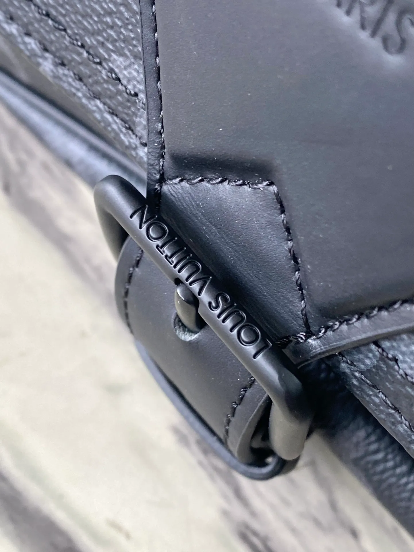 💰960 Top-quality original M46685 black flower Montsouris messenger bag is made of Monogram Eclipse canvas, with a modern configuration and ample space. Pockets and compartments provide easy access to everything you need on the go, and the fabric shoulder straps and archive buckle add to the brand's style. Dimensions: 34 x 19 x 11 cm