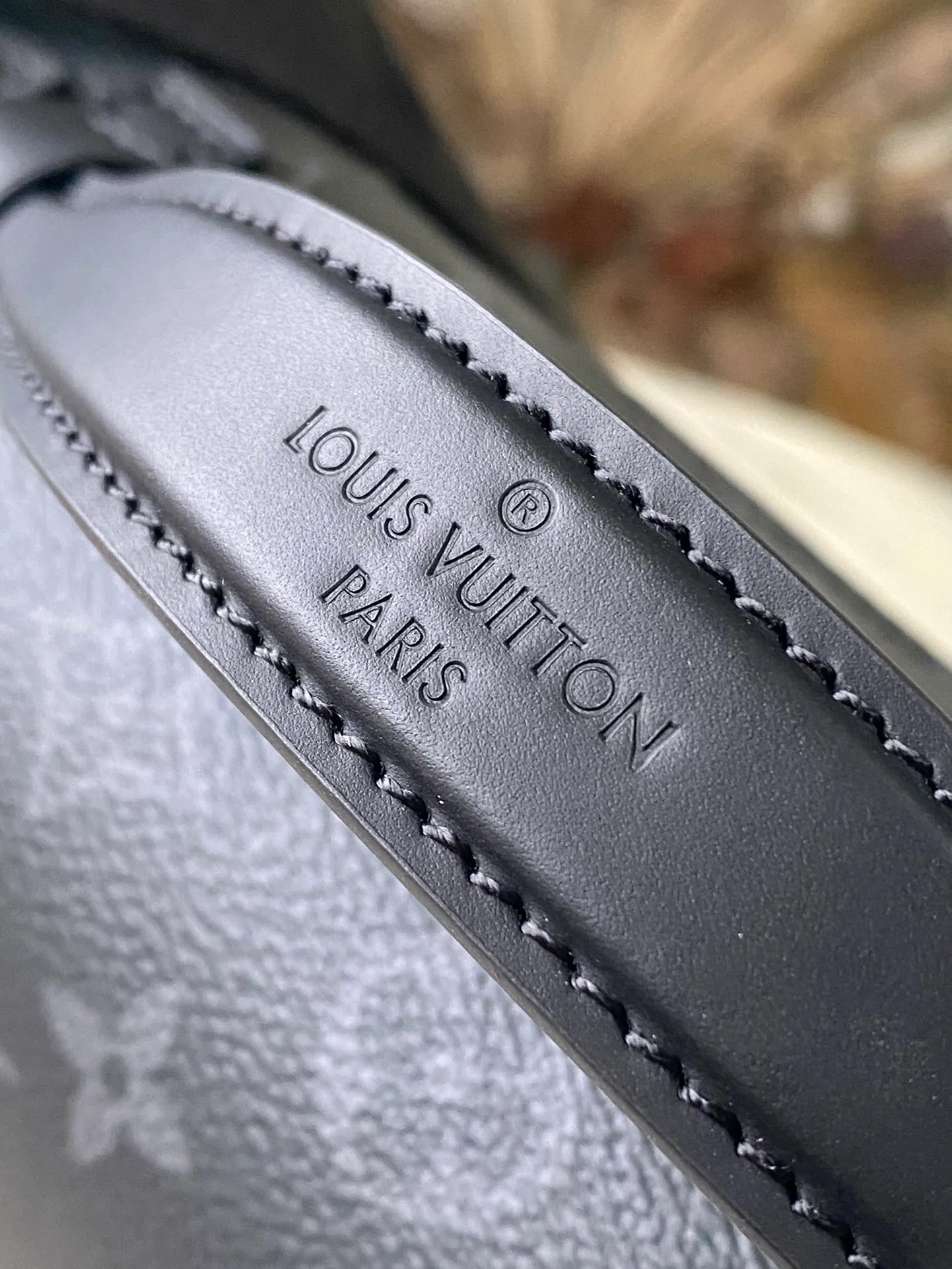 💰960 Top-quality original M46685 black flower Montsouris messenger bag is made of Monogram Eclipse canvas, with a modern configuration and ample space. Pockets and compartments provide easy access to everything you need on the go, and the fabric shoulder straps and archive buckle add to the brand's style. Dimensions: 34 x 19 x 11 cm