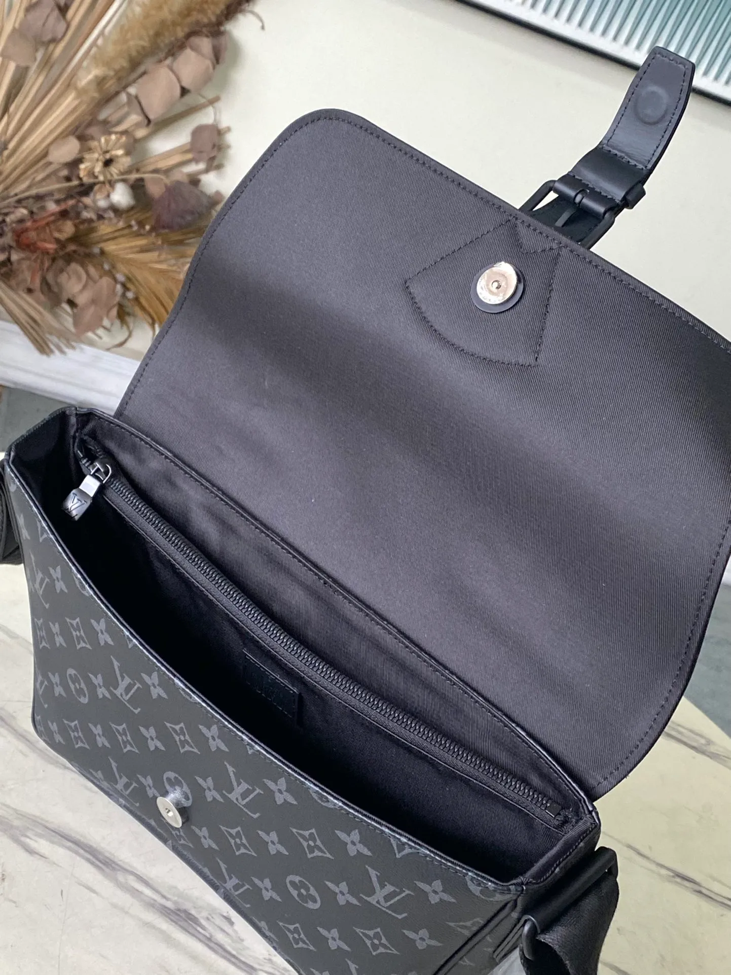 💰960 Top-quality original M46685 black flower Montsouris messenger bag is made of Monogram Eclipse canvas, with a modern configuration and ample space. Pockets and compartments provide easy access to everything you need on the go, and the fabric shoulder straps and archive buckle add to the brand's style. Dimensions: 34 x 19 x 11 cm