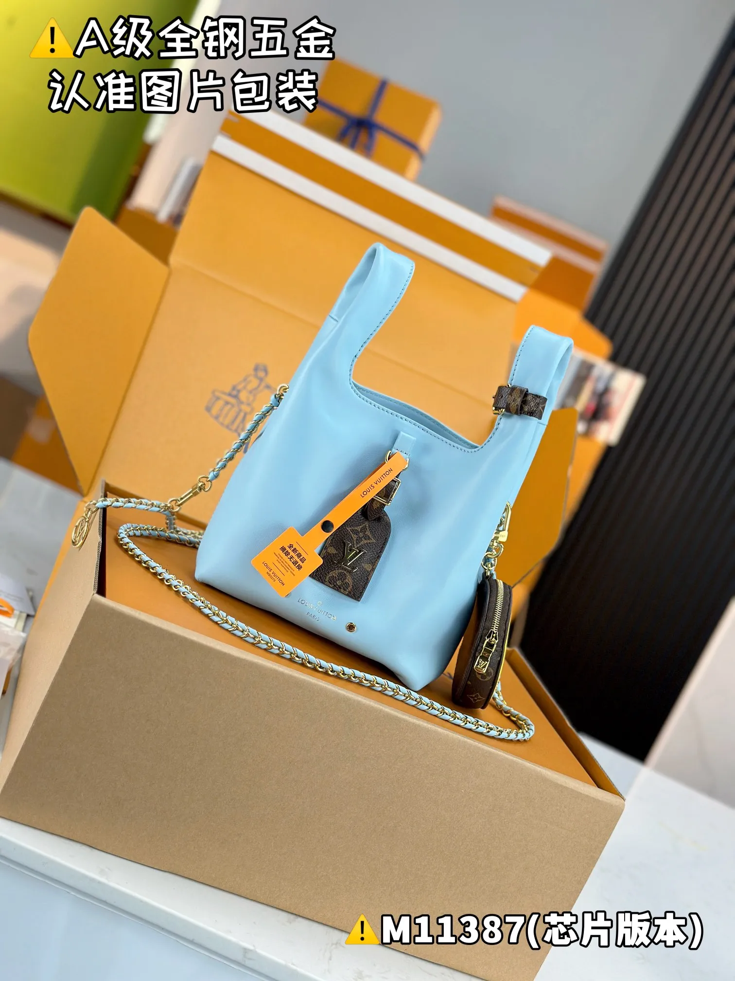 P2240 [Authentic grade] [Special grade MB original leather] ATLANTIS BB handbag Model: M11387 Material: A+ grade all-steel hardware, imported original leather Packing: Full set of special grade duty-free MB packaging Dimensions: 17 x 17 x 7 cm
