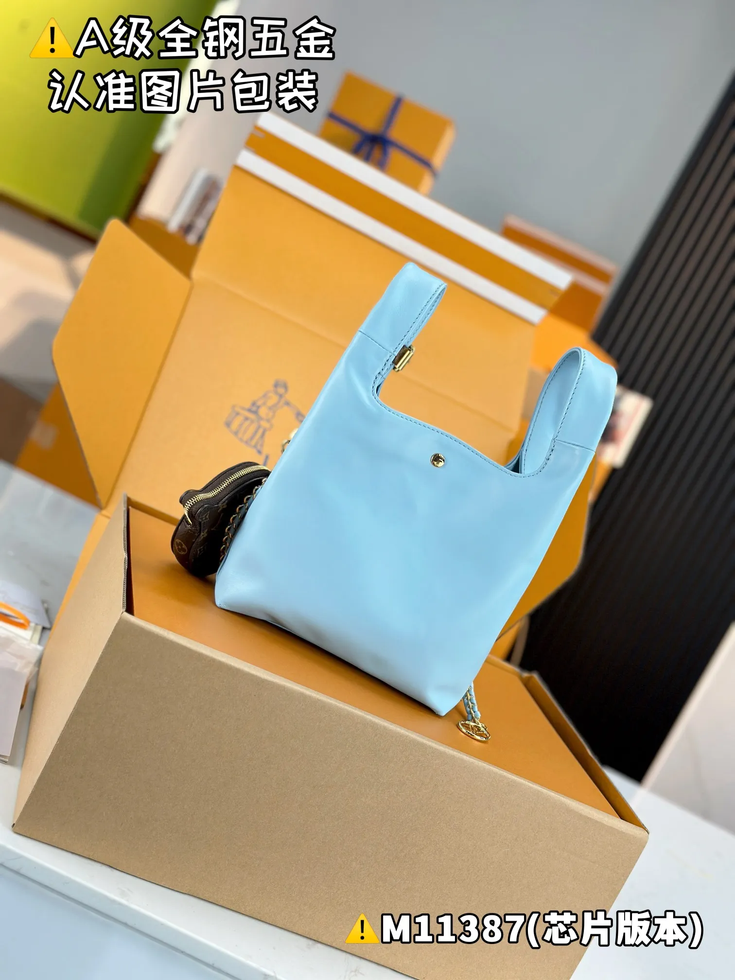 P2240 [Authentic grade] [Special grade MB original leather] ATLANTIS BB handbag Model: M11387 Material: A+ grade all-steel hardware, imported original leather Packing: Full set of special grade duty-free MB packaging Dimensions: 17 x 17 x 7 cm