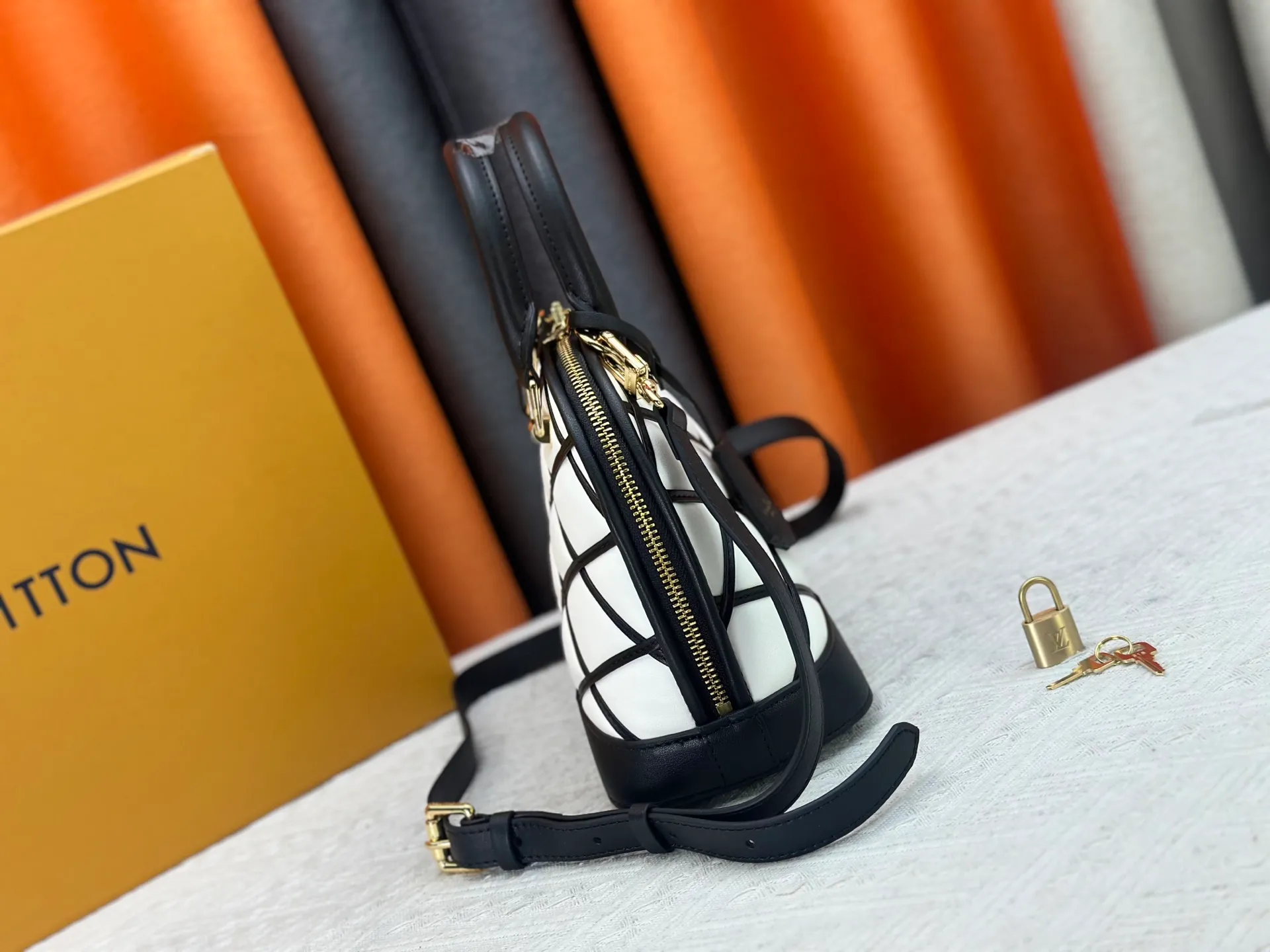 P360 M83048 M53152 This Nano Alma handbag is a pocket-sized version of Louis Vuitton's classic Alma handbag. It is made of soft lambskin with a Malletage quilting pattern, recalling the diamond inner panel of the brand's traditional hard luggage. The elegant handle, dazzling chain and detachable and adjustable leather shoulder strap enable a variety of carrying styles. Dimensions: 23.5x17.5x11.5cm