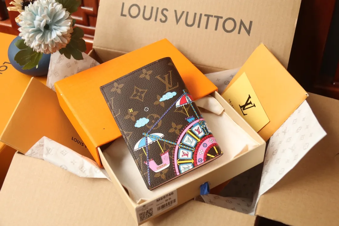 P260🎉Original order🎉M69746 [Chigua][Chigua] 2020 Christmas limited edition passport cover is made of Monogram canvas, showing the joyful scene of Louis Vuitton mascot Vivienne riding the Ferris wheel. It combines classic elements such as LV letters and Monogram flowers, making it a good choice for holiday gifts. Dimensions: 10.0 x 14.0 x 2.5.
