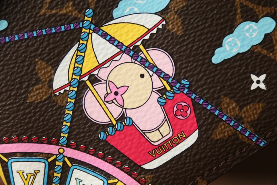P260🎉Original order🎉M69746 [Chigua][Chigua] 2020 Christmas limited edition passport cover is made of Monogram canvas, showing the joyful scene of Louis Vuitton mascot Vivienne riding the Ferris wheel. It combines classic elements such as LV letters and Monogram flowers, making it a good choice for holiday gifts. Dimensions: 10.0 x 14.0 x 2.5.