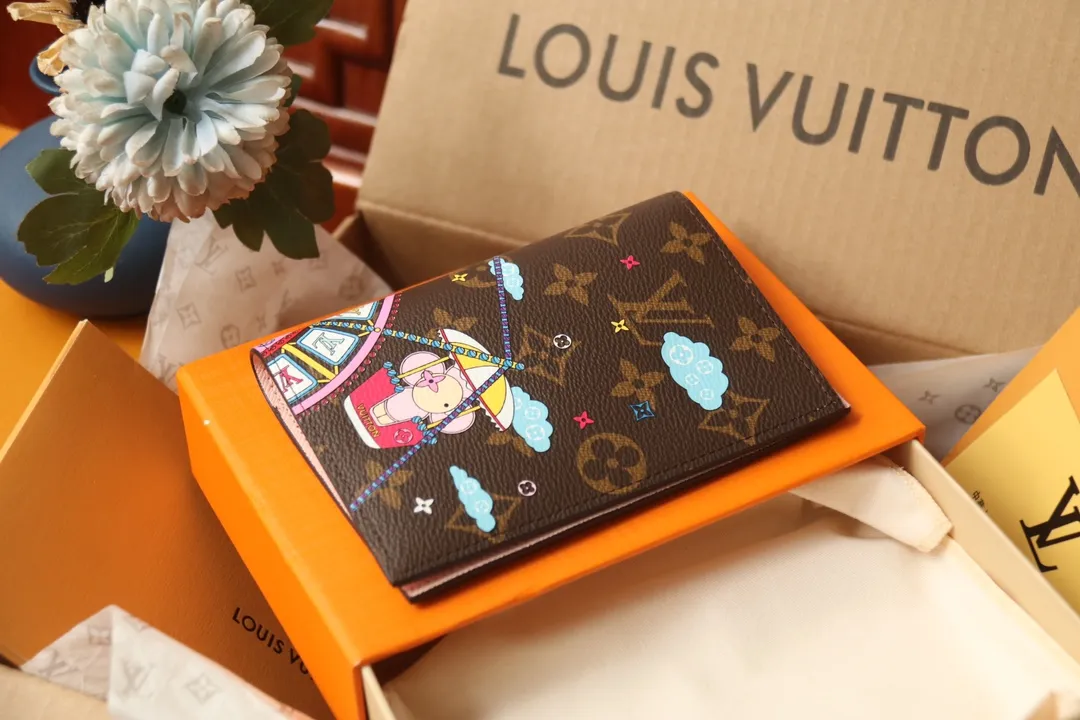 P260🎉Original order🎉M69746 [Chigua][Chigua] 2020 Christmas limited edition passport cover is made of Monogram canvas, showing the joyful scene of Louis Vuitton mascot Vivienne riding the Ferris wheel. It combines classic elements such as LV letters and Monogram flowers, making it a good choice for holiday gifts. Dimensions: 10.0 x 14.0 x 2.5.