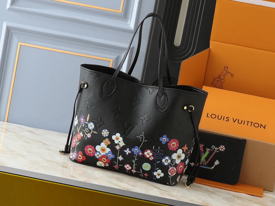 💰220💰Upgraded from the original M13675 M13271 M40995. This Neverfull medium handbag is from the Louis Vuitton Cowhide leather outlines the upper edge, handles and side straps, while the fabric lining incorporates colorful stripes. An interior zip pocket and a removable storage bag complete the functional design. Dimensions: 31.0 x 28.0 x 14.0 cm (length x height x width)