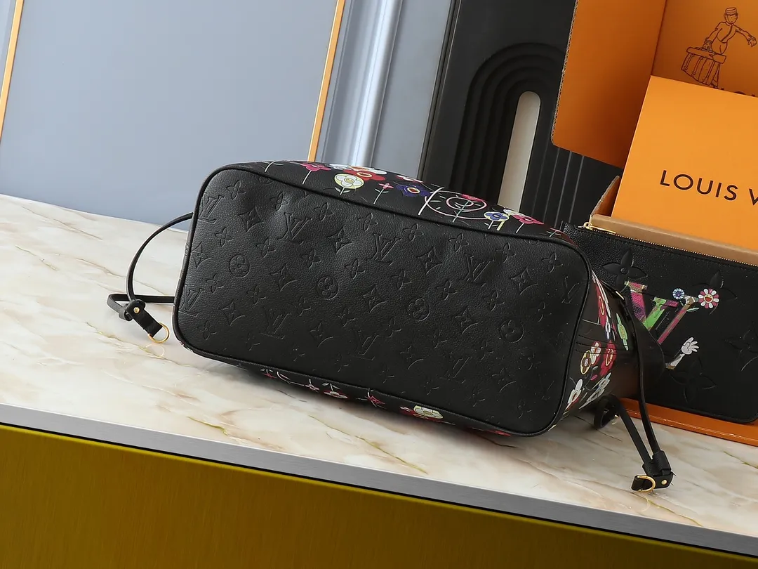 💰220💰Upgraded from the original M13675 M13271 M40995. This Neverfull medium handbag is from the Louis Vuitton Cowhide leather outlines the upper edge, handles and side straps, while the fabric lining incorporates colorful stripes. An interior zip pocket and a removable storage bag complete the functional design. Dimensions: 31.0 x 28.0 x 14.0 cm (length x height x width)