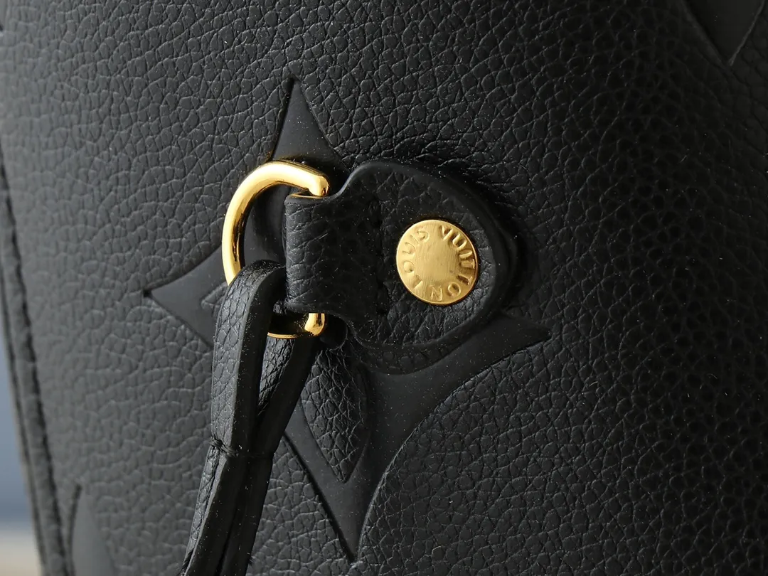 💰220💰Upgraded from the original M13675 M13271 M40995. This Neverfull medium handbag is from the Louis Vuitton Cowhide leather outlines the upper edge, handles and side straps, while the fabric lining incorporates colorful stripes. An interior zip pocket and a removable storage bag complete the functional design. Dimensions: 31.0 x 28.0 x 14.0 cm (length x height x width)