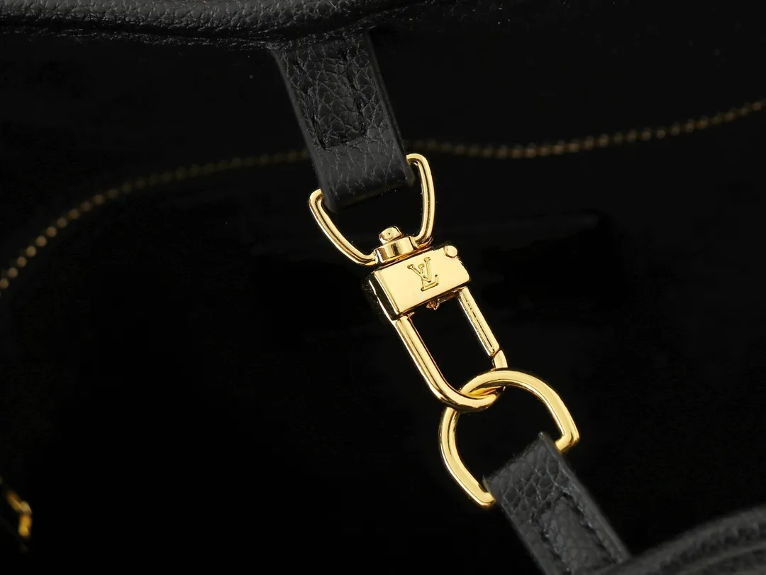 💰220💰Upgraded from the original M13675 M13271 M40995. This Neverfull medium handbag is from the Louis Vuitton Cowhide leather outlines the upper edge, handles and side straps, while the fabric lining incorporates colorful stripes. An interior zip pocket and a removable storage bag complete the functional design. Dimensions: 31.0 x 28.0 x 14.0 cm (length x height x width)