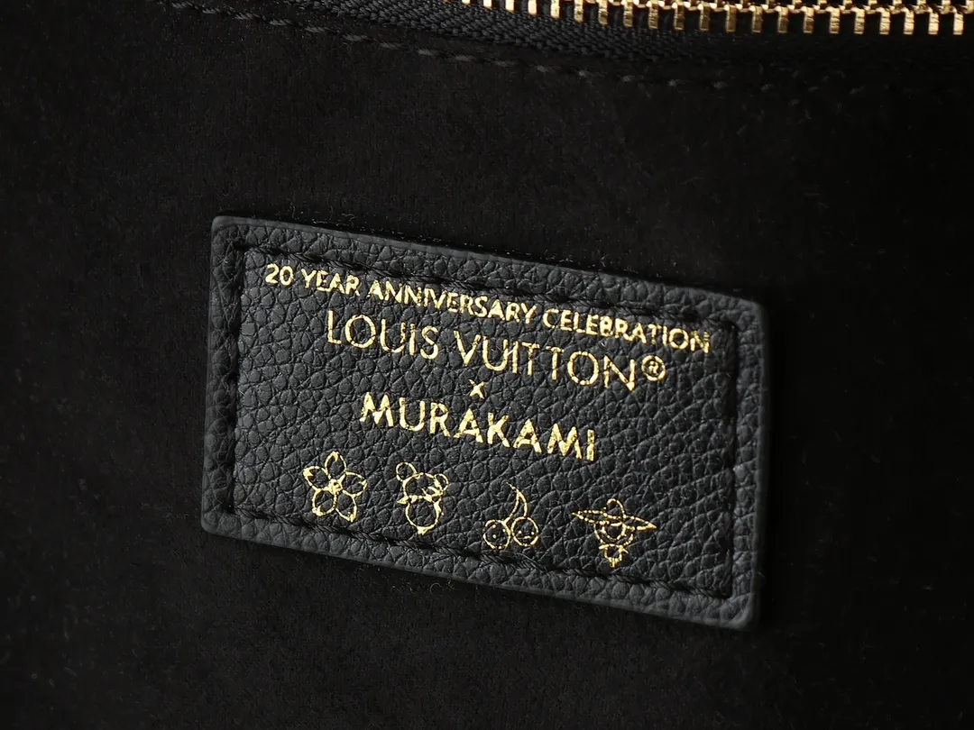 💰220💰Upgraded from the original M13675 M13271 M40995. This Neverfull medium handbag is from the Louis Vuitton Cowhide leather outlines the upper edge, handles and side straps, while the fabric lining incorporates colorful stripes. An interior zip pocket and a removable storage bag complete the functional design. Dimensions: 31.0 x 28.0 x 14.0 cm (length x height x width)