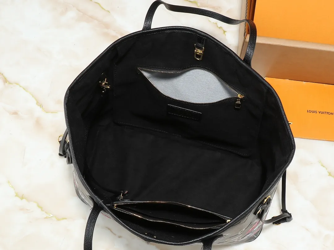 💰220💰Upgraded from the original M13675 M13271 M40995. This Neverfull medium handbag is from the Louis Vuitton Cowhide leather outlines the upper edge, handles and side straps, while the fabric lining incorporates colorful stripes. An interior zip pocket and a removable storage bag complete the functional design. Dimensions: 31.0 x 28.0 x 14.0 cm (length x height x width)