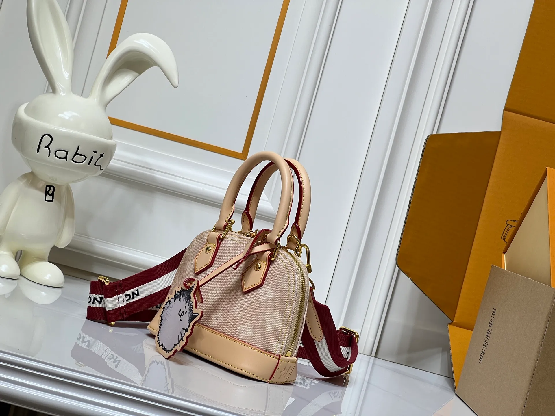 Batch 280💰Alma BB handbag M99021 M82348 M82717 A creative work of Louis Vuitton's Catogram series, the Alma BB handbag is made of light beige denim material and is engraved with the brand's iconic Monogram pattern, showing a retro style. Paired with beige leather trim and gold hardware, the classic shell bag shape incorporates cute cat charms, injecting vitality into the overall look. Equipped with a detachable shoulder strap, it can be carried by hand or cross-body to meet a variety of dressing needs. From daily outings to casual luxury socializing, it combines retro texture and cute design to become an eye-catching item that shows personality and taste. It is a fashionable choice for those who love cute style and classic design. Size: 18x12x8cm