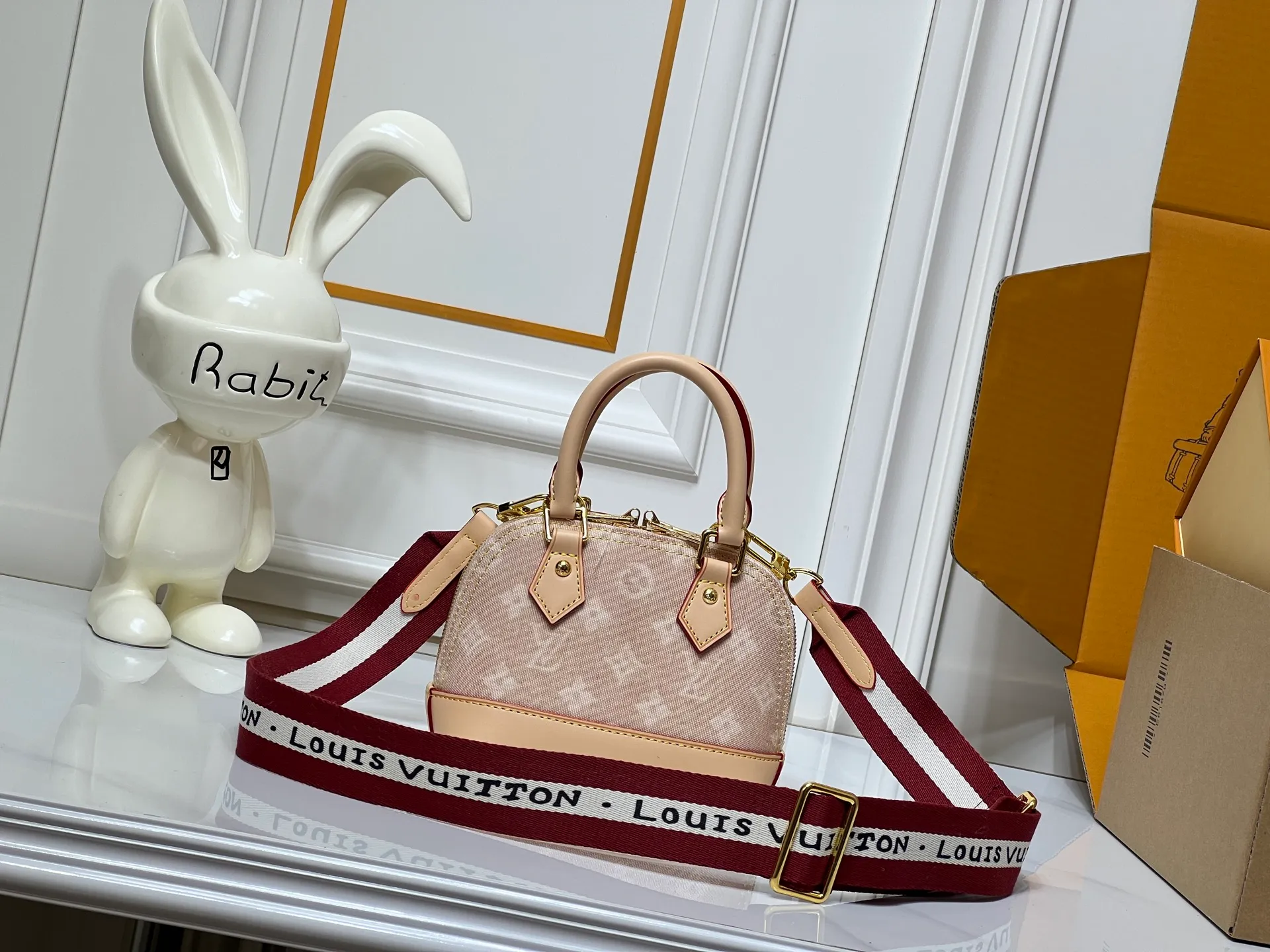 Batch 280💰Alma BB handbag M99021 M82348 M82717 A creative work of Louis Vuitton's Catogram series, the Alma BB handbag is made of light beige denim material and is engraved with the brand's iconic Monogram pattern, showing a retro style. Paired with beige leather trim and gold hardware, the classic shell bag shape incorporates cute cat charms, injecting vitality into the overall look. Equipped with a detachable shoulder strap, it can be carried by hand or cross-body to meet a variety of dressing needs. From daily outings to casual luxury socializing, it combines retro texture and cute design to become an eye-catching item that shows personality and taste. It is a fashionable choice for those who love cute style and classic design. Size: 18x12x8cm