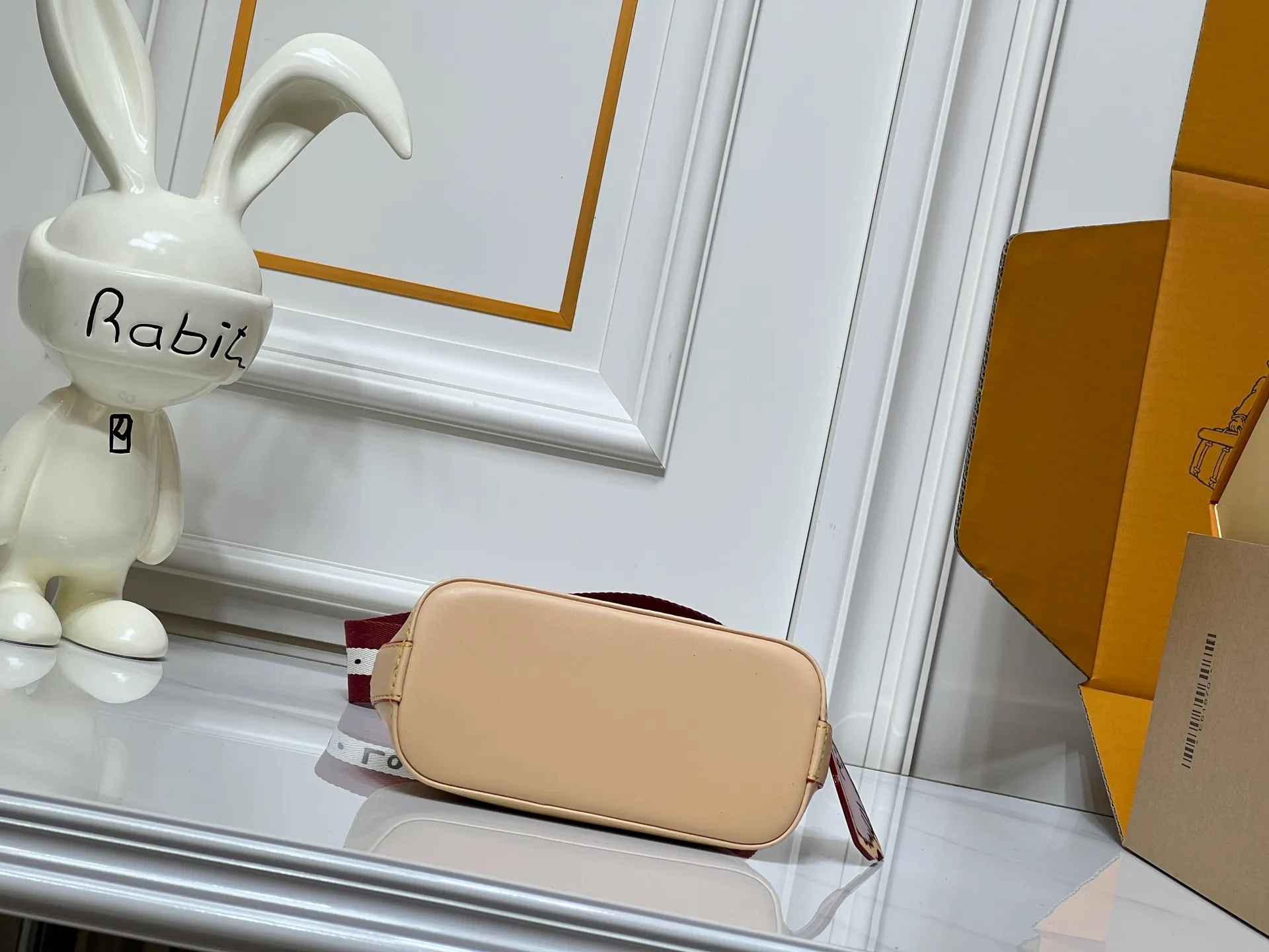 Batch 280💰Alma BB handbag M99021 M82348 M82717 A creative work of Louis Vuitton's Catogram series, the Alma BB handbag is made of light beige denim material and is engraved with the brand's iconic Monogram pattern, showing a retro style. Paired with beige leather trim and gold hardware, the classic shell bag shape incorporates cute cat charms, injecting vitality into the overall look. Equipped with a detachable shoulder strap, it can be carried by hand or cross-body to meet a variety of dressing needs. From daily outings to casual luxury socializing, it combines retro texture and cute design to become an eye-catching item that shows personality and taste. It is a fashionable choice for those who love cute style and classic design. Size: 18x12x8cm