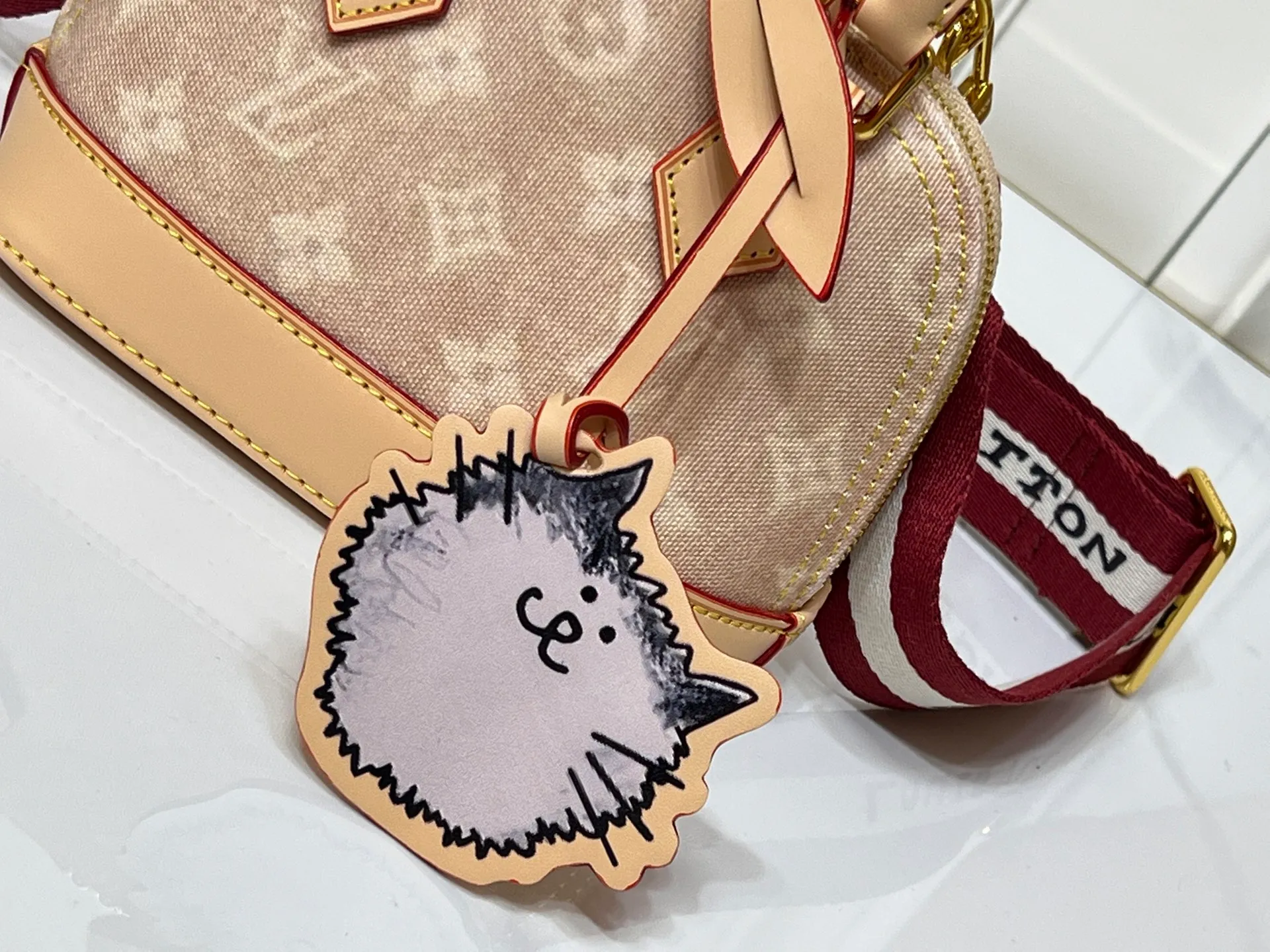 Batch 280💰Alma BB handbag M99021 M82348 M82717 A creative work of Louis Vuitton's Catogram series, the Alma BB handbag is made of light beige denim material and is engraved with the brand's iconic Monogram pattern, showing a retro style. Paired with beige leather trim and gold hardware, the classic shell bag shape incorporates cute cat charms, injecting vitality into the overall look. Equipped with a detachable shoulder strap, it can be carried by hand or cross-body to meet a variety of dressing needs. From daily outings to casual luxury socializing, it combines retro texture and cute design to become an eye-catching item that shows personality and taste. It is a fashionable choice for those who love cute style and classic design. Size: 18x12x8cm