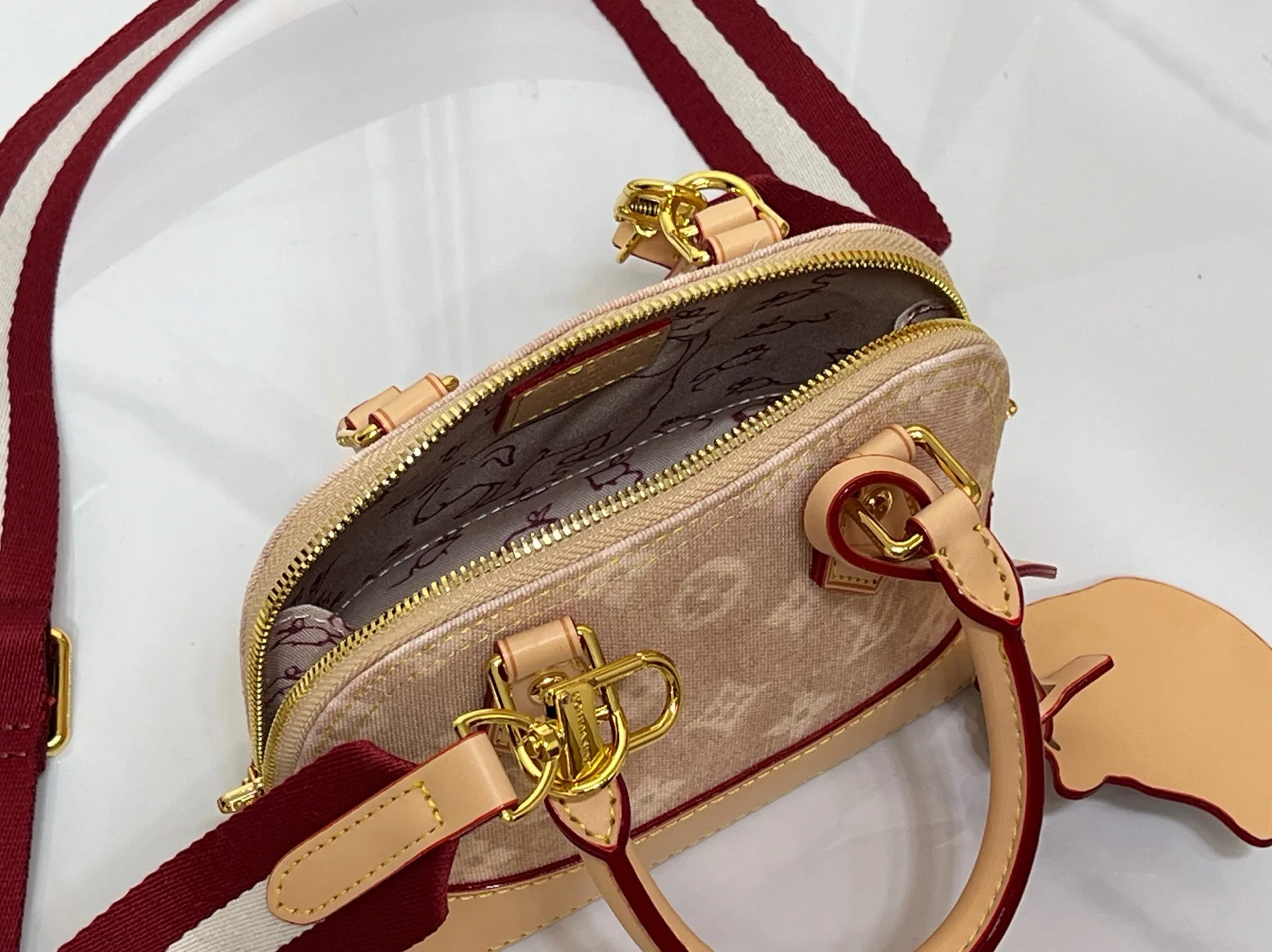 Batch 280💰Alma BB handbag M99021 M82348 M82717 A creative work of Louis Vuitton's Catogram series, the Alma BB handbag is made of light beige denim material and is engraved with the brand's iconic Monogram pattern, showing a retro style. Paired with beige leather trim and gold hardware, the classic shell bag shape incorporates cute cat charms, injecting vitality into the overall look. Equipped with a detachable shoulder strap, it can be carried by hand or cross-body to meet a variety of dressing needs. From daily outings to casual luxury socializing, it combines retro texture and cute design to become an eye-catching item that shows personality and taste. It is a fashionable choice for those who love cute style and classic design. Size: 18x12x8cm