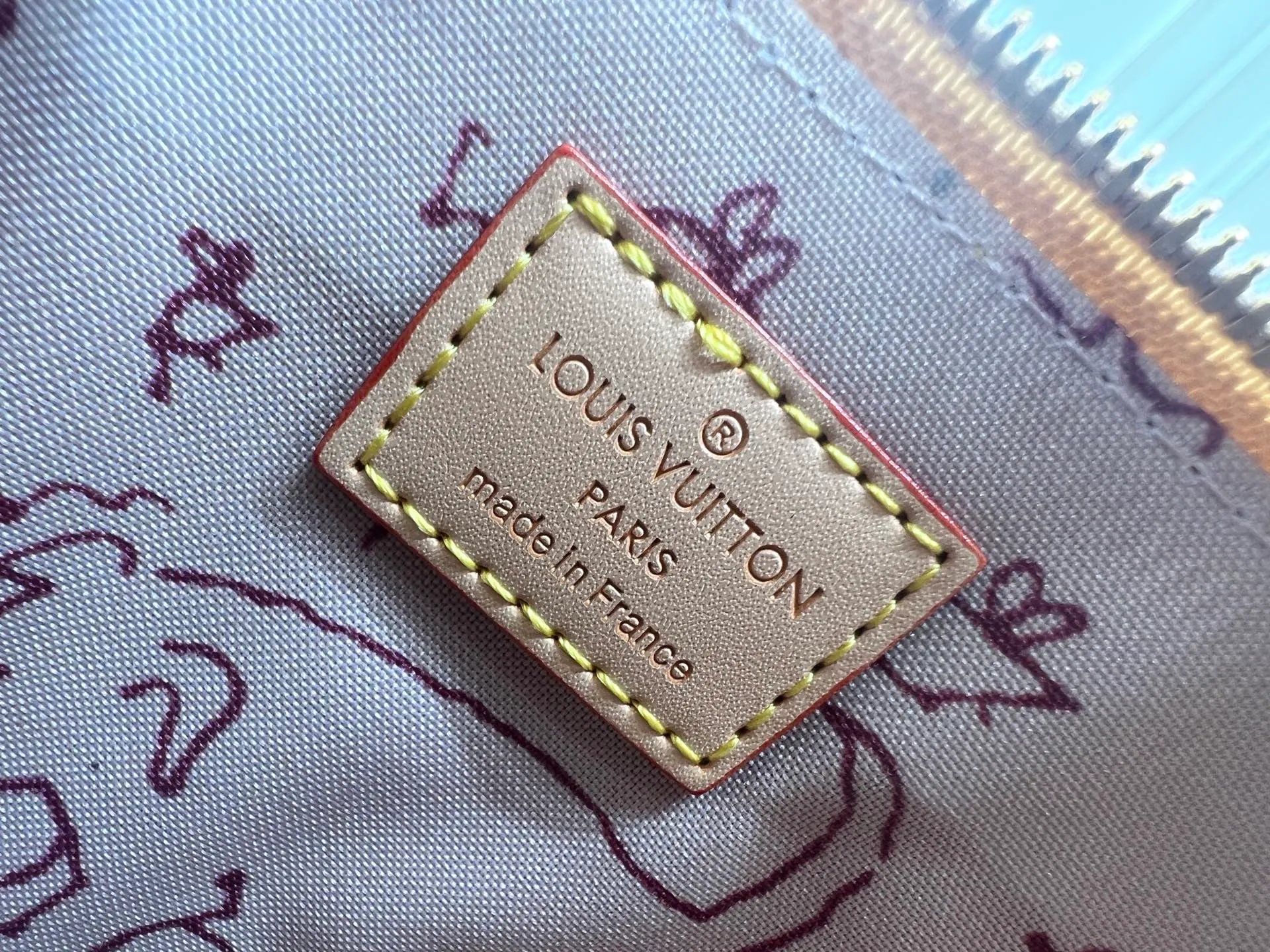 Batch 280💰Alma BB handbag M99021 M82348 M82717 A creative work of Louis Vuitton's Catogram series, the Alma BB handbag is made of light beige denim material and is engraved with the brand's iconic Monogram pattern, showing a retro style. Paired with beige leather trim and gold hardware, the classic shell bag shape incorporates cute cat charms, injecting vitality into the overall look. Equipped with a detachable shoulder strap, it can be carried by hand or cross-body to meet a variety of dressing needs. From daily outings to casual luxury socializing, it combines retro texture and cute design to become an eye-catching item that shows personality and taste. It is a fashionable choice for those who love cute style and classic design. Size: 18x12x8cm