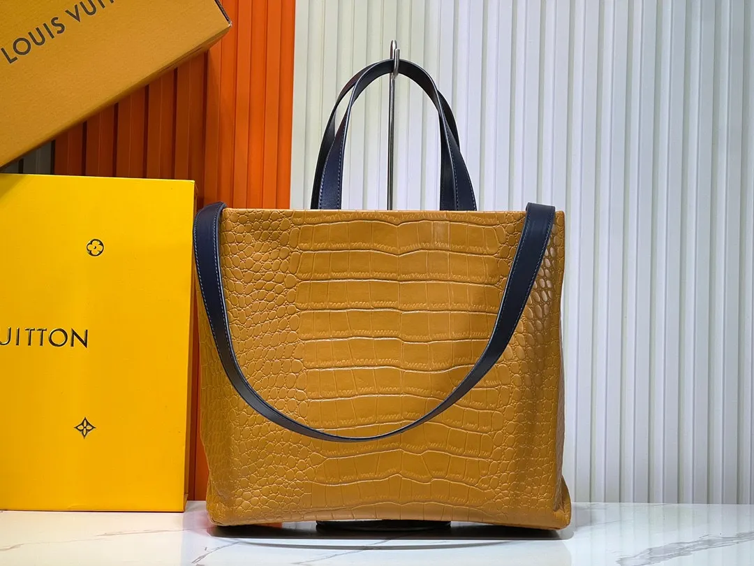 Batch 320💰Medium M24457 This medium Shopper handbag draws inspiration from Louis Vuitton shopping bags, with the words Louis Vuitton and Maison Fondée En 1854 written on soft cow leather, with a top handle and a detachable shoulder strap. Dimensions: 34x31x14cm