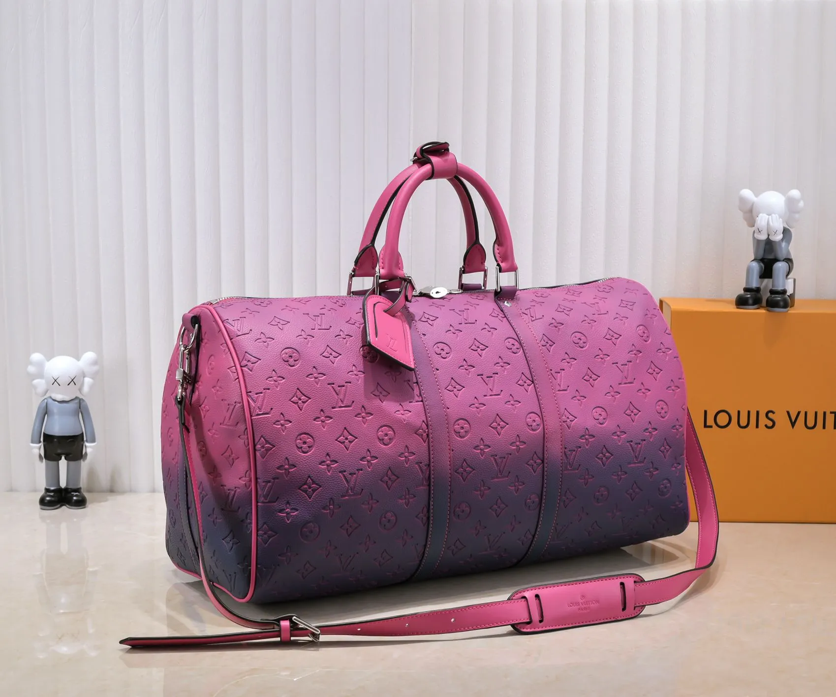 Batch 460💰Louis Vuitton launched the Keepall soft travel bag series in the 1930s. This time, it was transformed into a sophisticated design by Virgil Abloh, bursting with bright colors and high energy. The fluorescent hue of Taurillon Illusion leather gives the classic Monogram embossing a new twist. Detailed features Model number 59712 41416 50 x 29 x 23 cm (length x height x width) Taurillon leather Textile lining Cow leather trim Metal hardware Zip closure Internal zip pocket Generous capacity Removable name tag Handles: Double handles