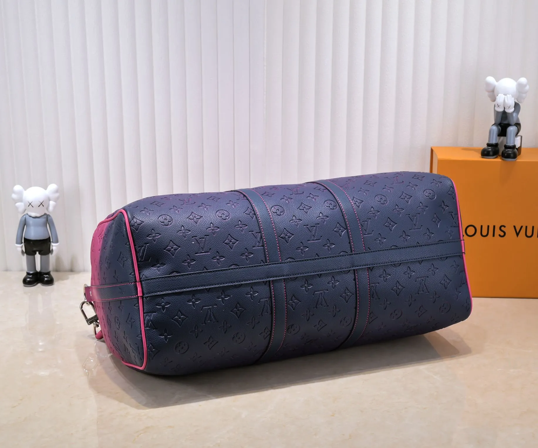 Batch 460💰Louis Vuitton launched the Keepall soft travel bag series in the 1930s. This time, it was transformed into a sophisticated design by Virgil Abloh, bursting with bright colors and high energy. The fluorescent hue of Taurillon Illusion leather gives the classic Monogram embossing a new twist. Detailed features Model number 59712 41416 50 x 29 x 23 cm (length x height x width) Taurillon leather Textile lining Cow leather trim Metal hardware Zip closure Internal zip pocket Generous capacity Removable name tag Handles: Double handles