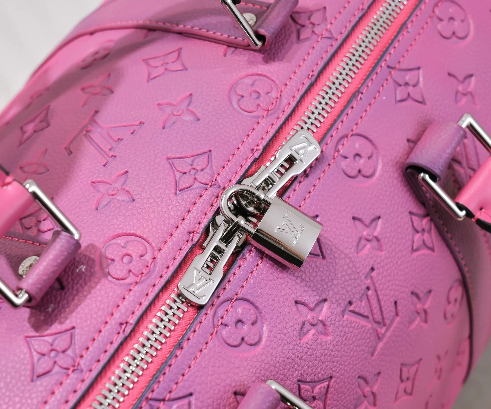 Batch 460💰Louis Vuitton launched the Keepall soft travel bag series in the 1930s. This time, it was transformed into a sophisticated design by Virgil Abloh, bursting with bright colors and high energy. The fluorescent hue of Taurillon Illusion leather gives the classic Monogram embossing a new twist. Detailed features Model number 59712 41416 50 x 29 x 23 cm (length x height x width) Taurillon leather Textile lining Cow leather trim Metal hardware Zip closure Internal zip pocket Generous capacity Removable name tag Handles: Double handles