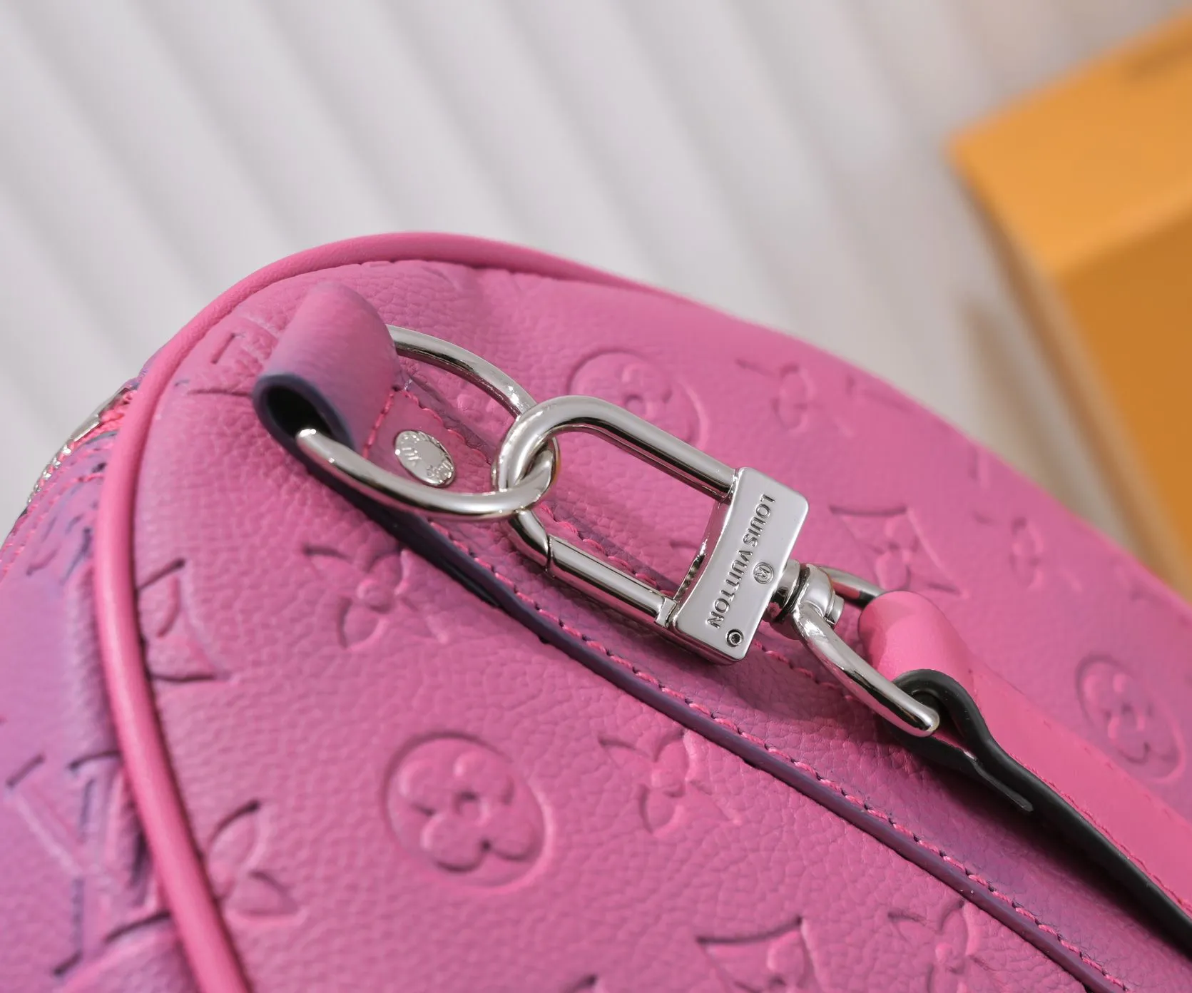 Batch 460💰Louis Vuitton launched the Keepall soft travel bag series in the 1930s. This time, it was transformed into a sophisticated design by Virgil Abloh, bursting with bright colors and high energy. The fluorescent hue of Taurillon Illusion leather gives the classic Monogram embossing a new twist. Detailed features Model number 59712 41416 50 x 29 x 23 cm (length x height x width) Taurillon leather Textile lining Cow leather trim Metal hardware Zip closure Internal zip pocket Generous capacity Removable name tag Handles: Double handles