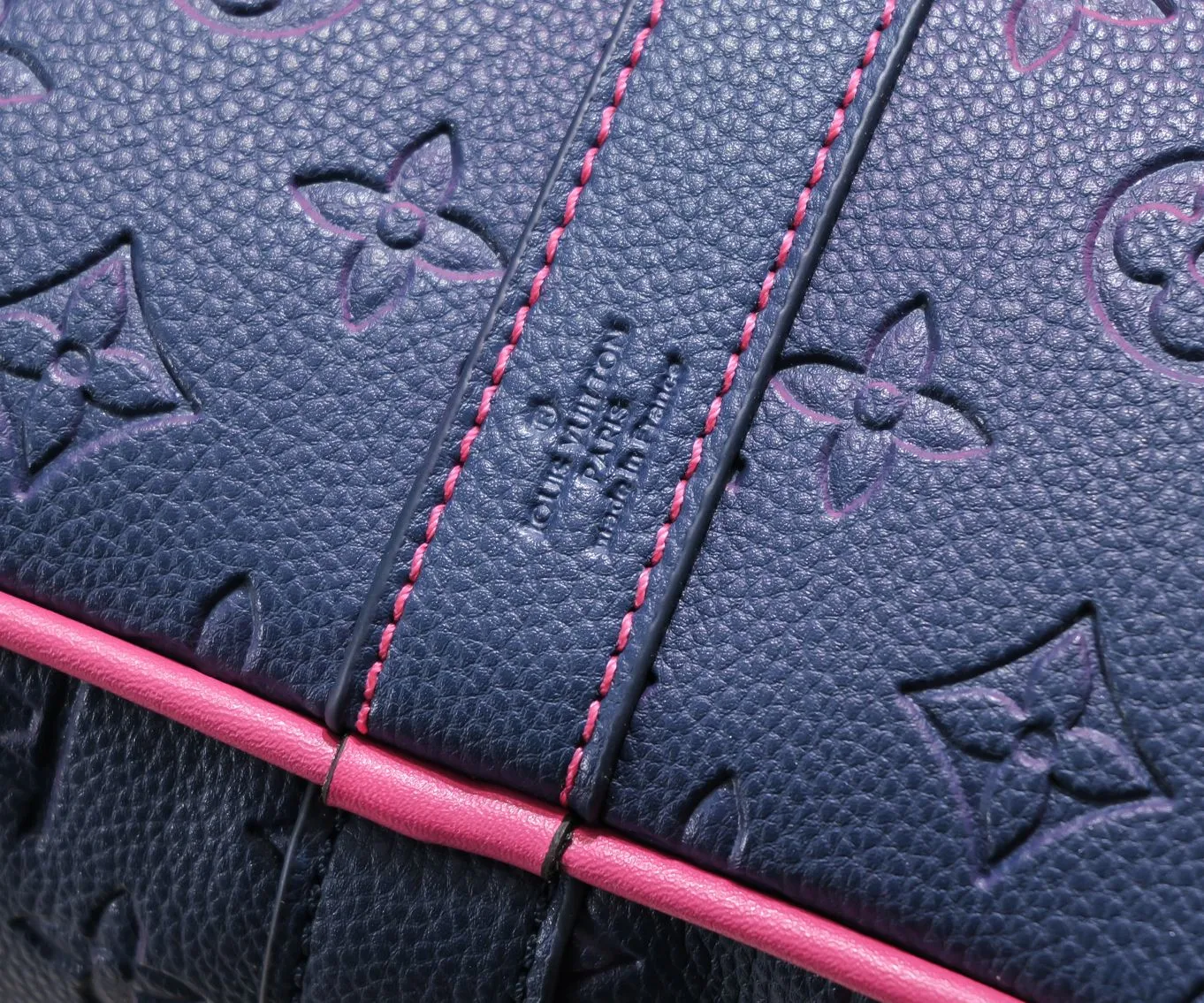 Batch 460💰Louis Vuitton launched the Keepall soft travel bag series in the 1930s. This time, it was transformed into a sophisticated design by Virgil Abloh, bursting with bright colors and high energy. The fluorescent hue of Taurillon Illusion leather gives the classic Monogram embossing a new twist. Detailed features Model number 59712 41416 50 x 29 x 23 cm (length x height x width) Taurillon leather Textile lining Cow leather trim Metal hardware Zip closure Internal zip pocket Generous capacity Removable name tag Handles: Double handles