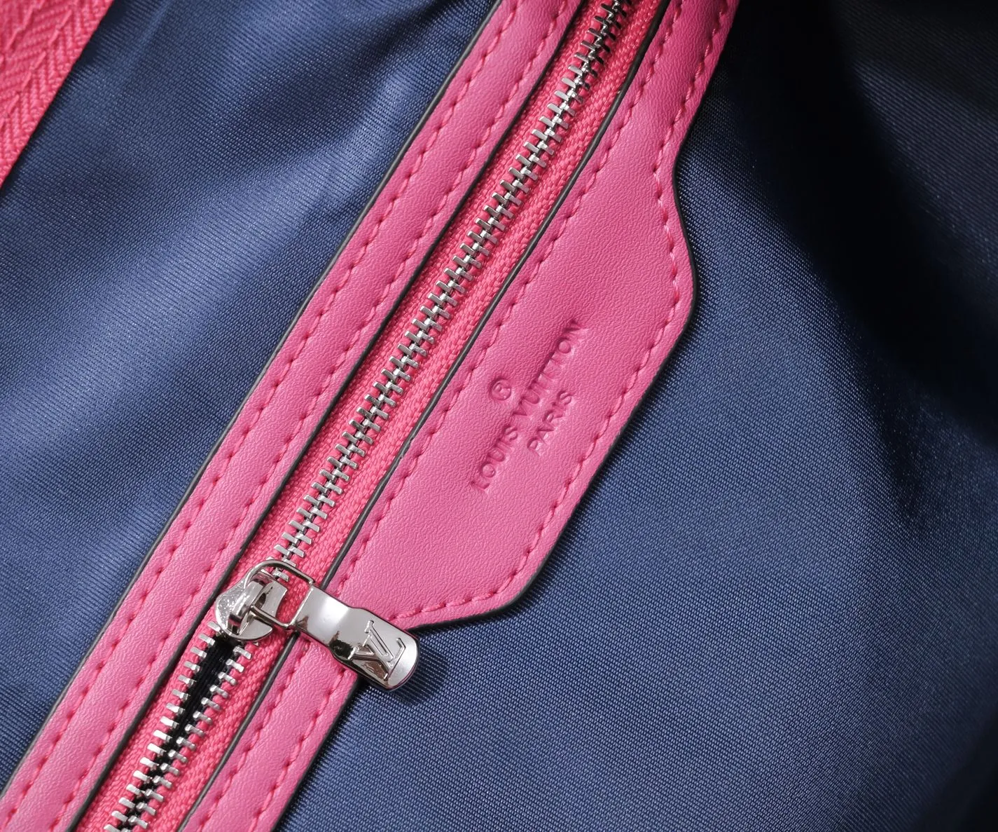 Batch 460💰Louis Vuitton launched the Keepall soft travel bag series in the 1930s. This time, it was transformed into a sophisticated design by Virgil Abloh, bursting with bright colors and high energy. The fluorescent hue of Taurillon Illusion leather gives the classic Monogram embossing a new twist. Detailed features Model number 59712 41416 50 x 29 x 23 cm (length x height x width) Taurillon leather Textile lining Cow leather trim Metal hardware Zip closure Internal zip pocket Generous capacity Removable name tag Handles: Double handles